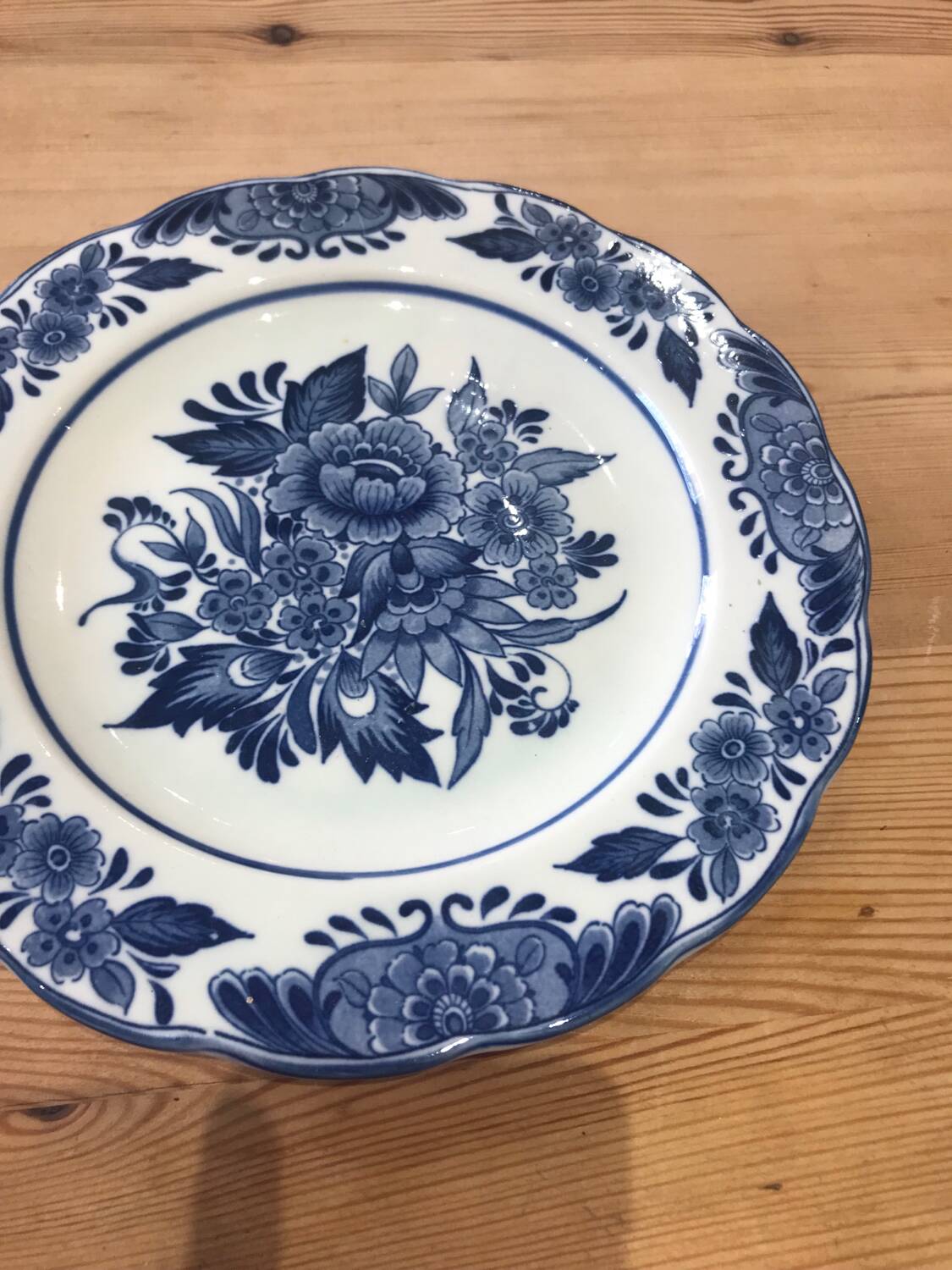 Assiette Delft à décor de fleurs