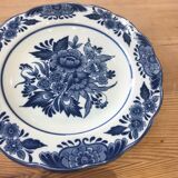 Assiette Delft à décor de fleurs
