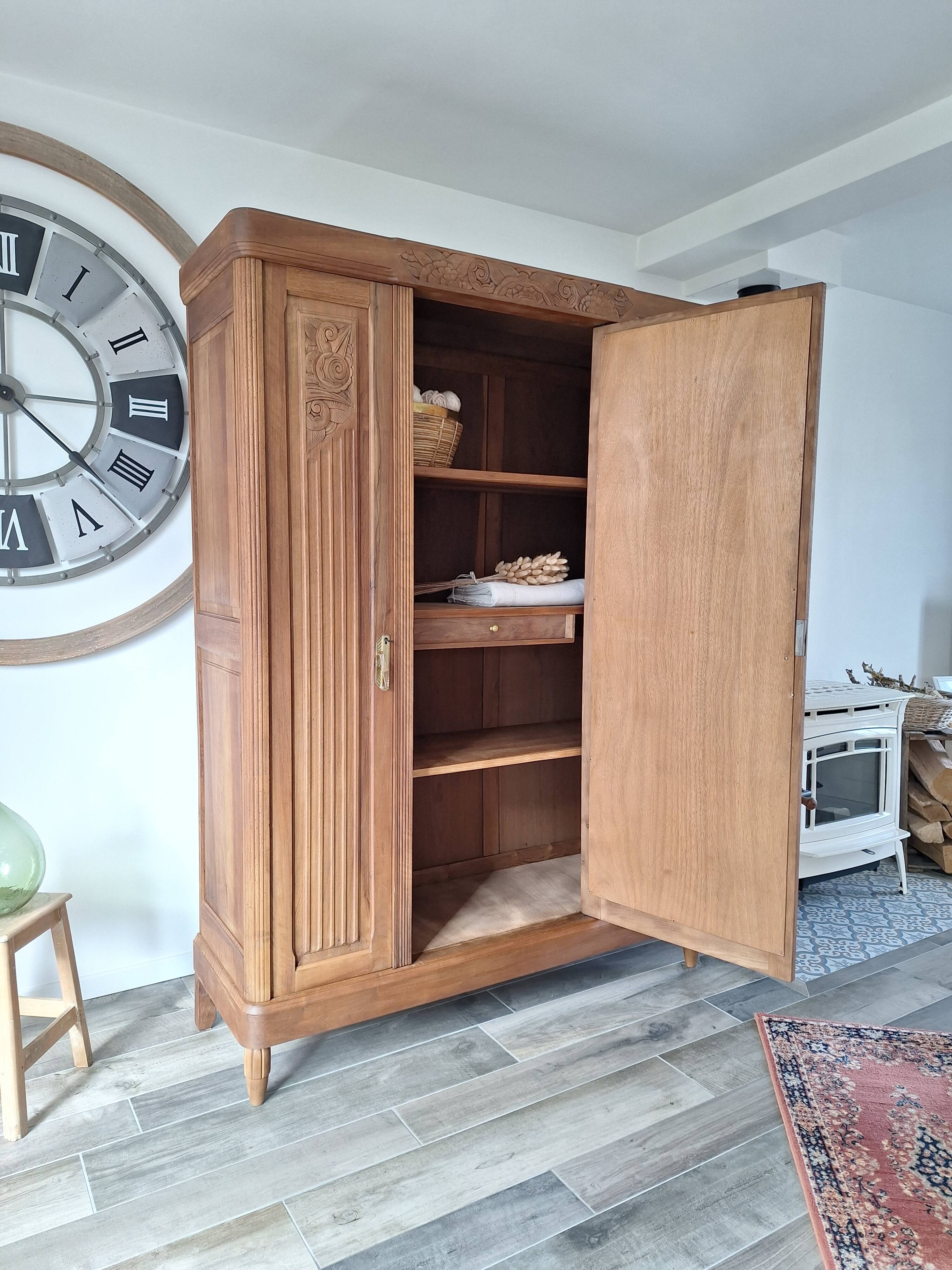 Armoire Art déco en noyer massif sculpté, 1930