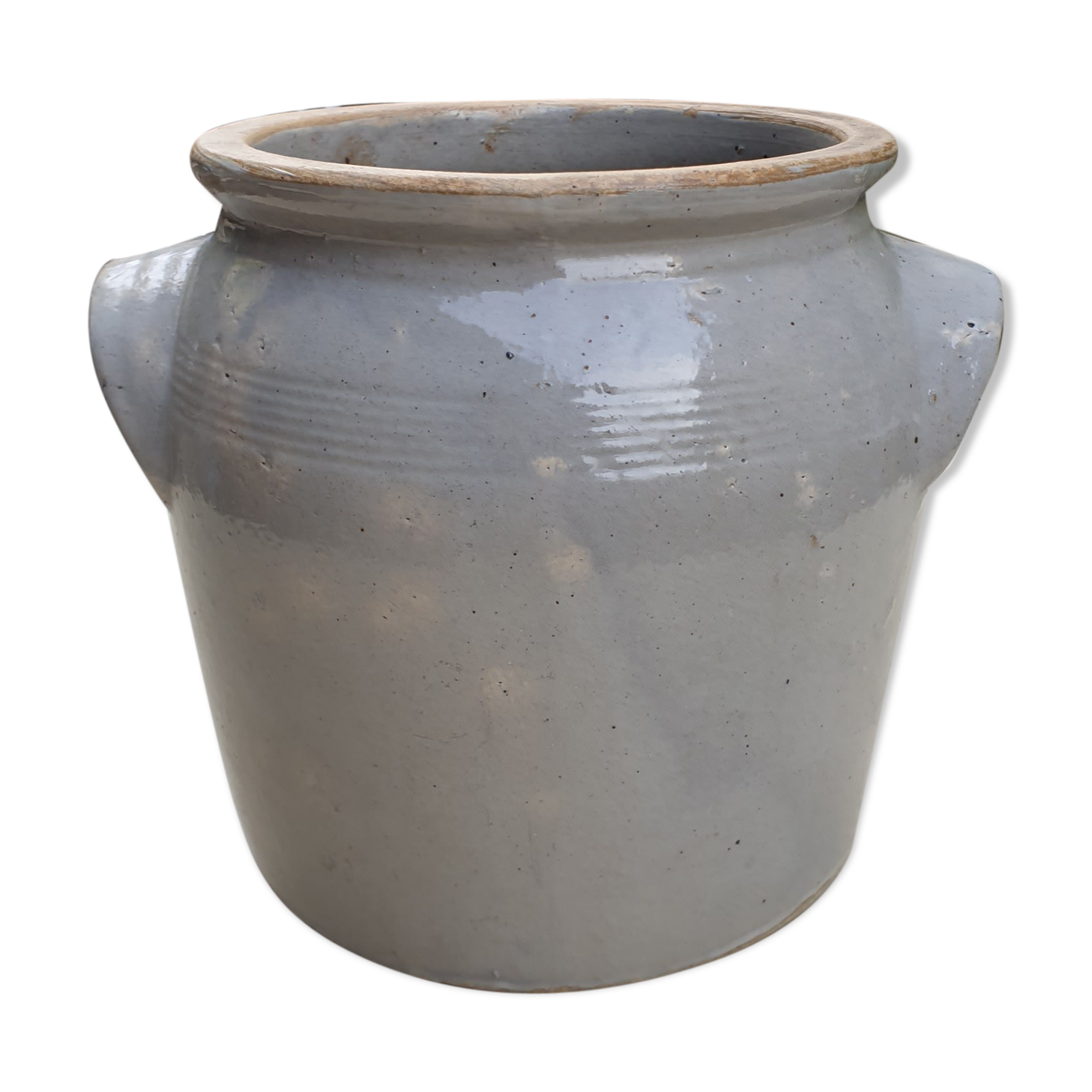 Enamelled pot in sleet