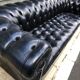 Canapé noir Chesterfield