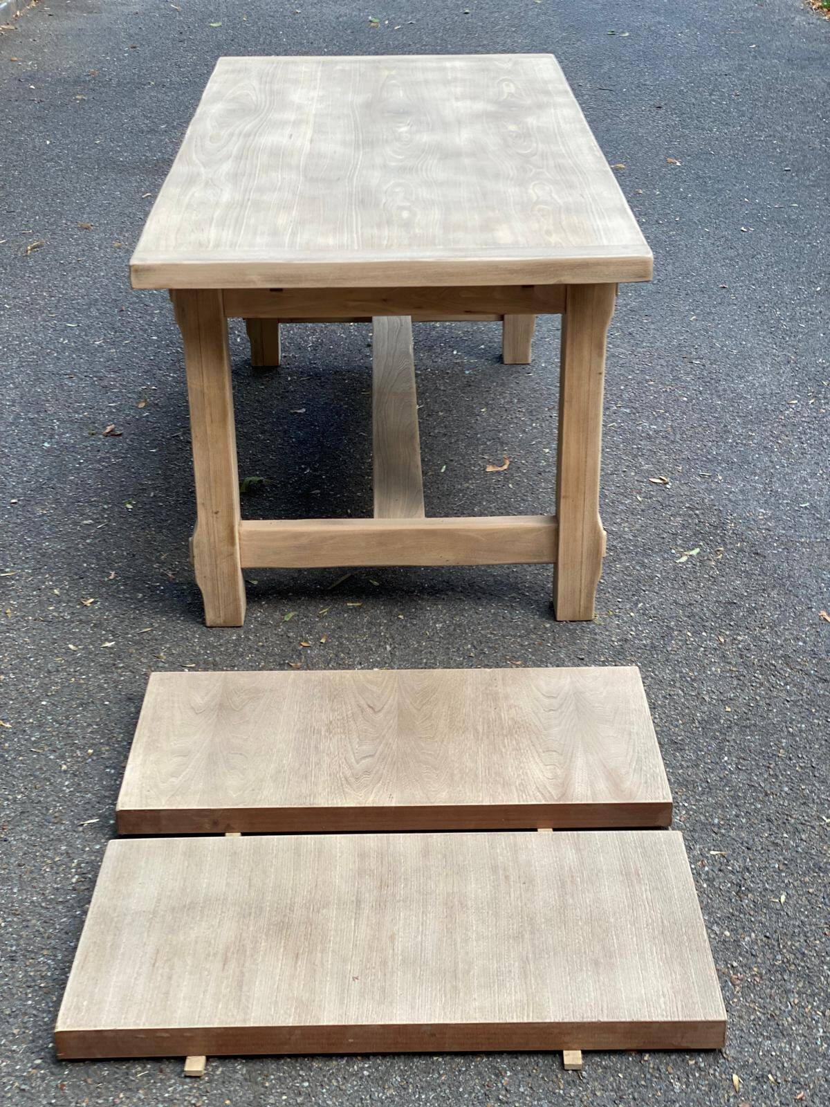 Extensible farmhouse dining table stripped in raw solid oak from the 1970s.
