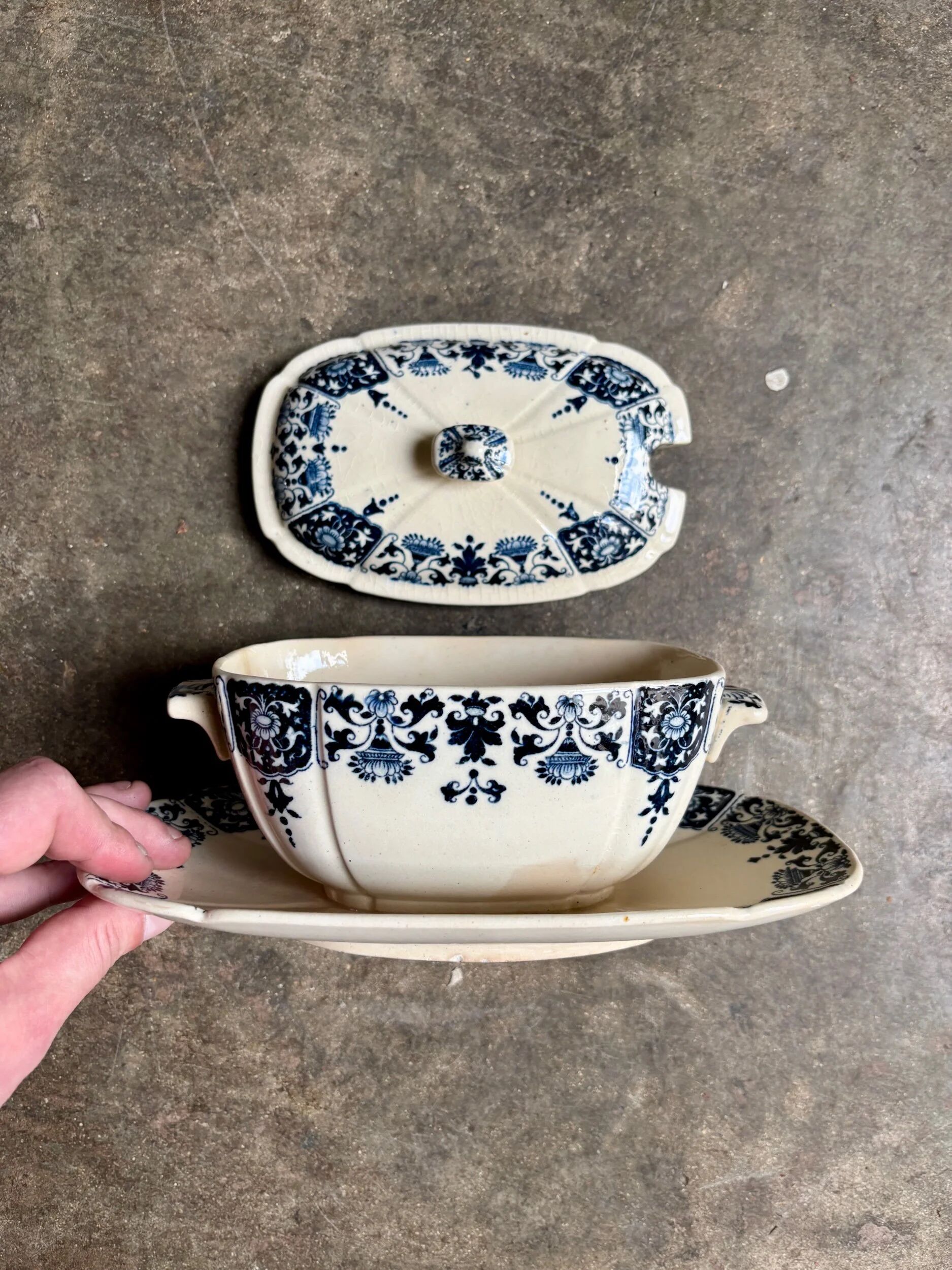 Sauceboat with lid Gien in blue ironstone, "Blue Ibis" service