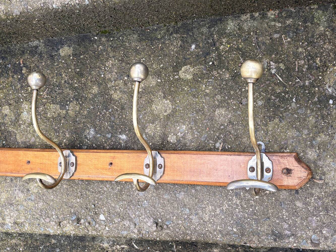 Large vintage wall coat rack with 5 brass and wood hooks – bistro