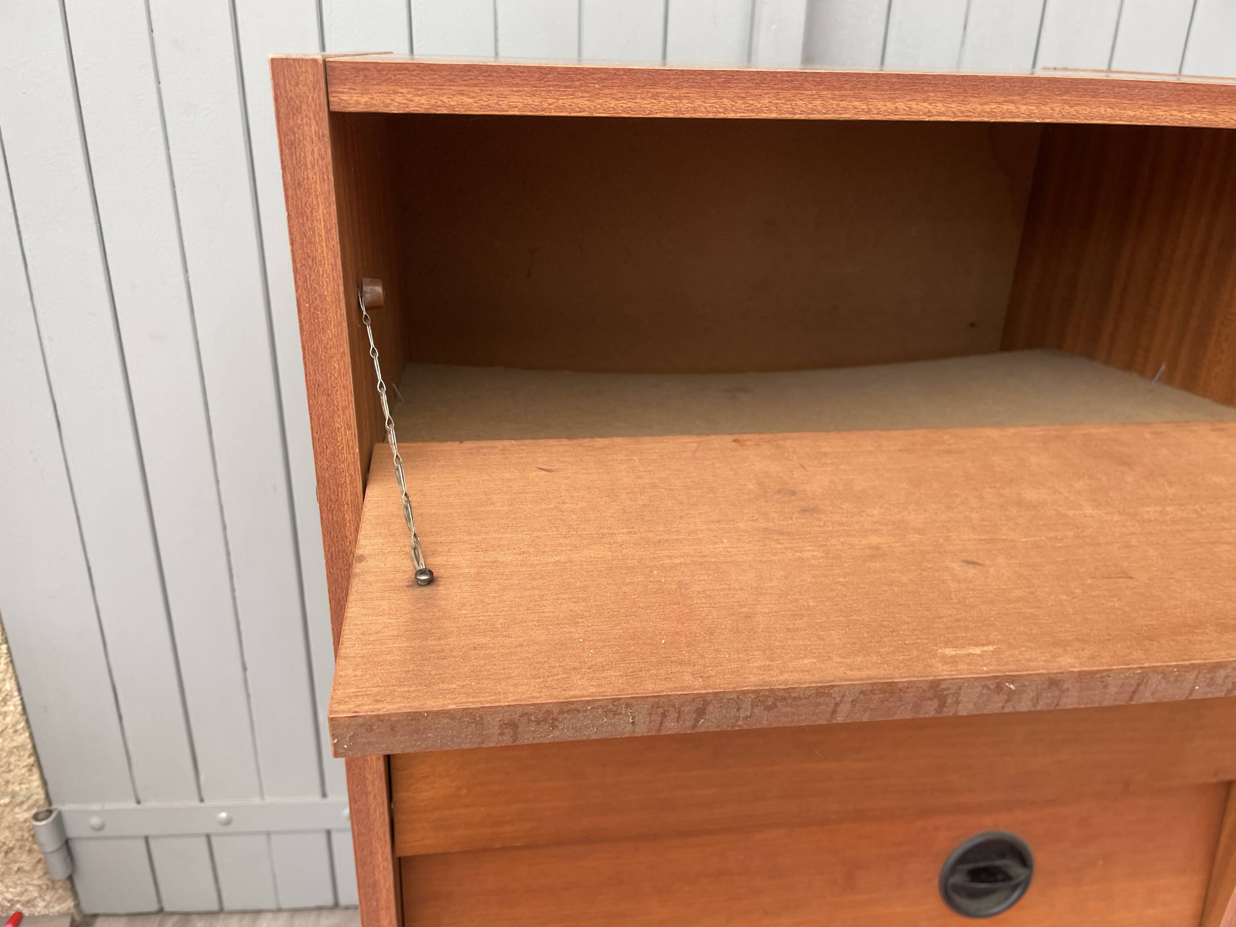 Shoe cabinet