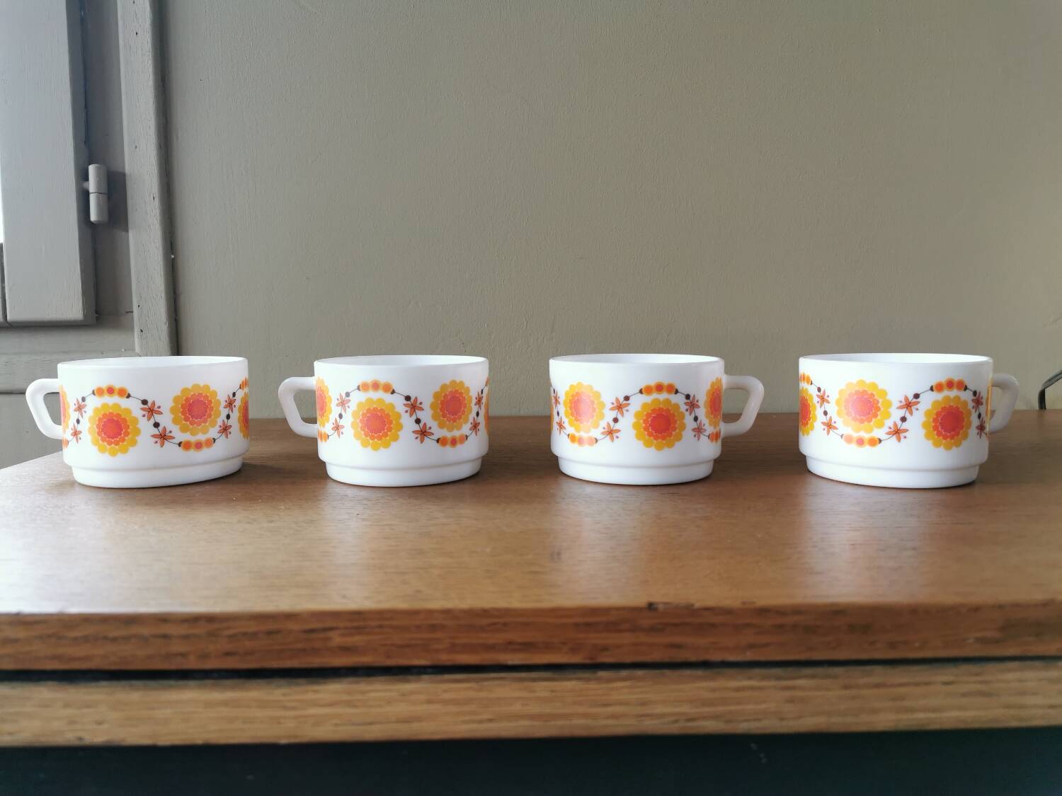 Suite of 4 large vintage cups