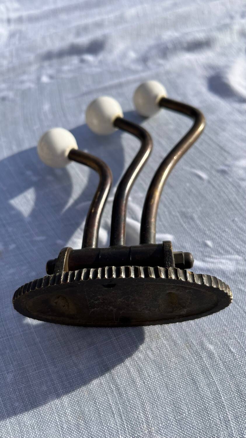 Vintage bakelite 3 ball hook