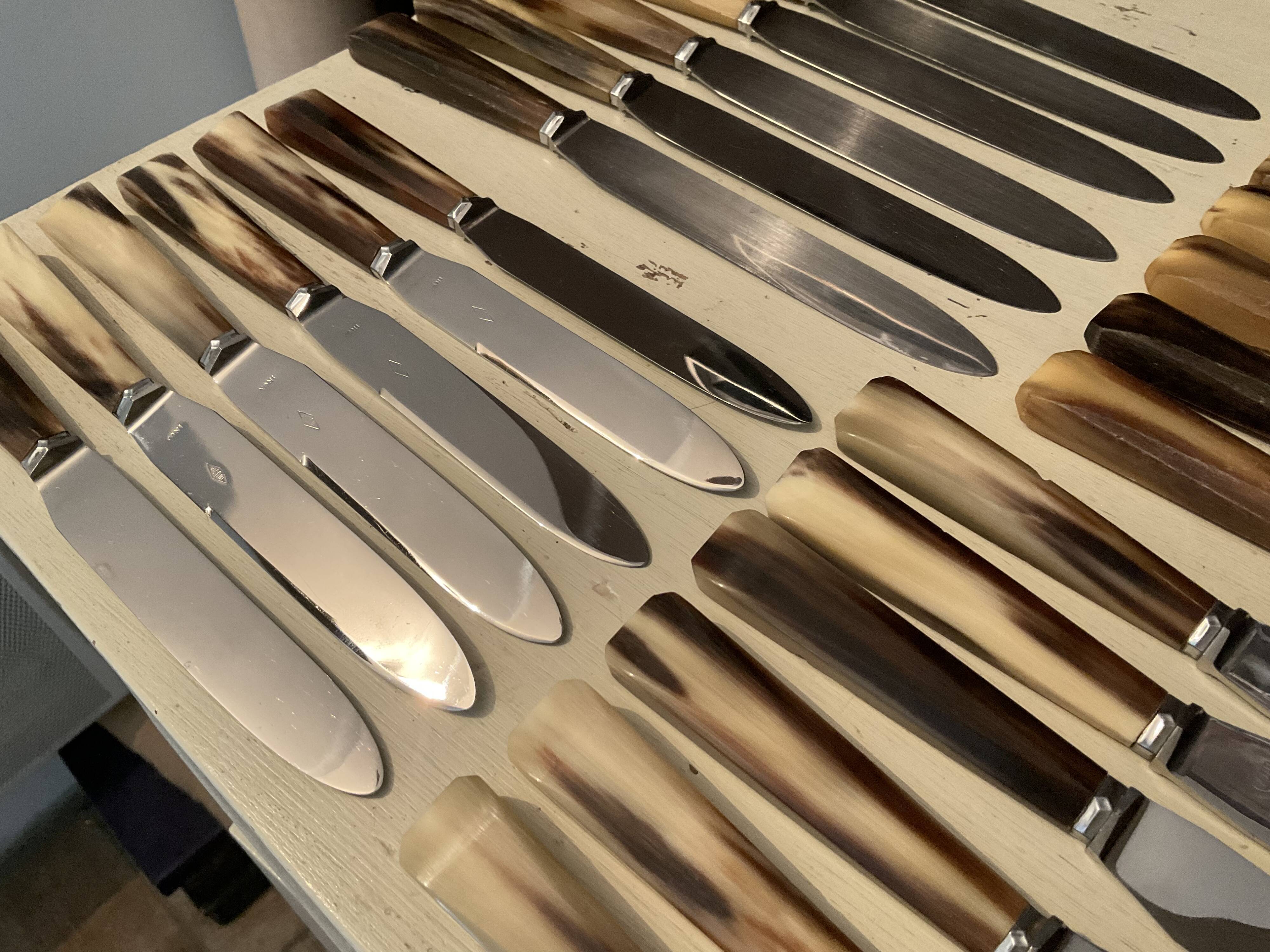 Coffret 24 couteaux en inox et bakelite