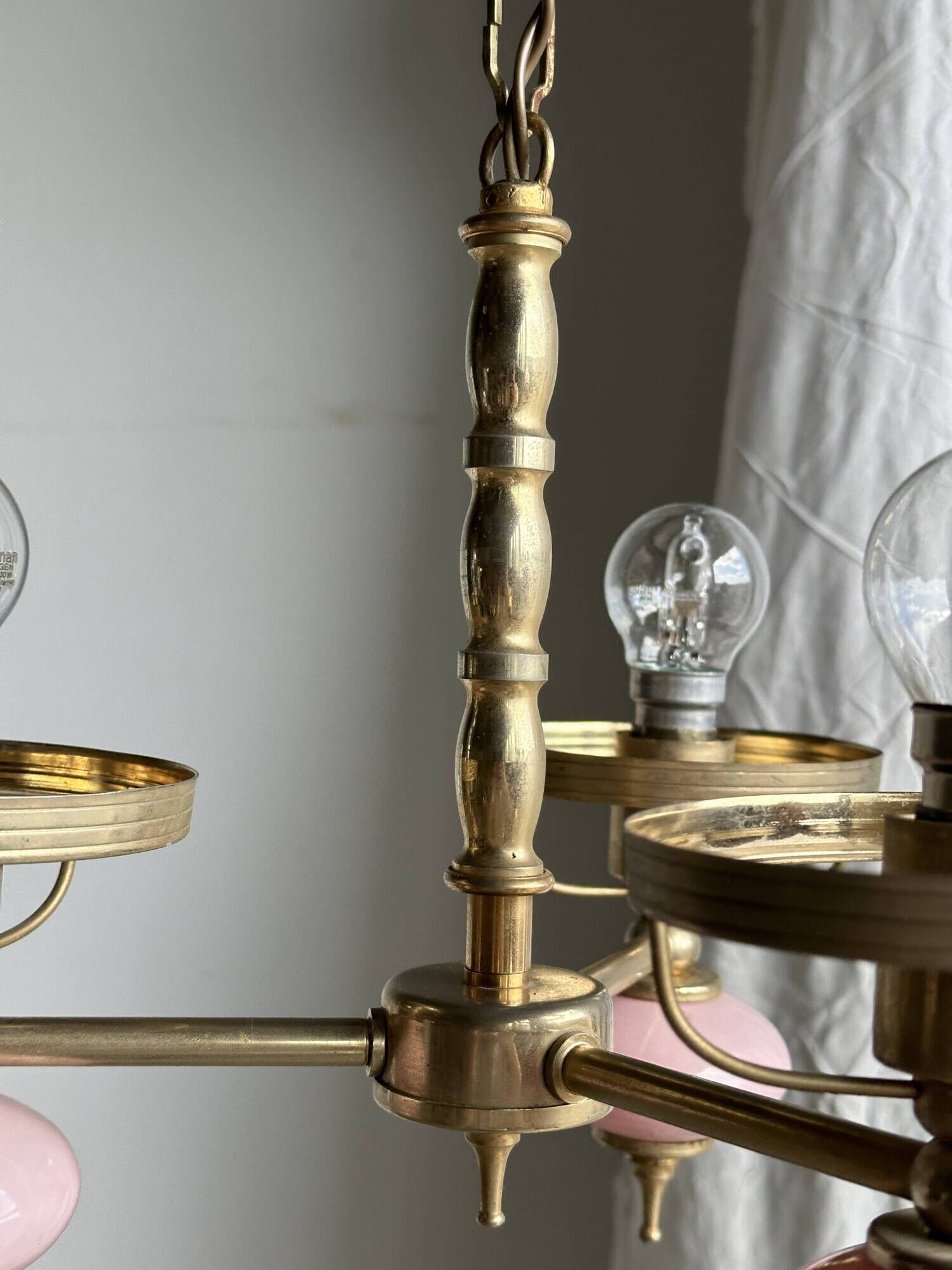 Petit lustre rose et doré à 3 bras de lumières