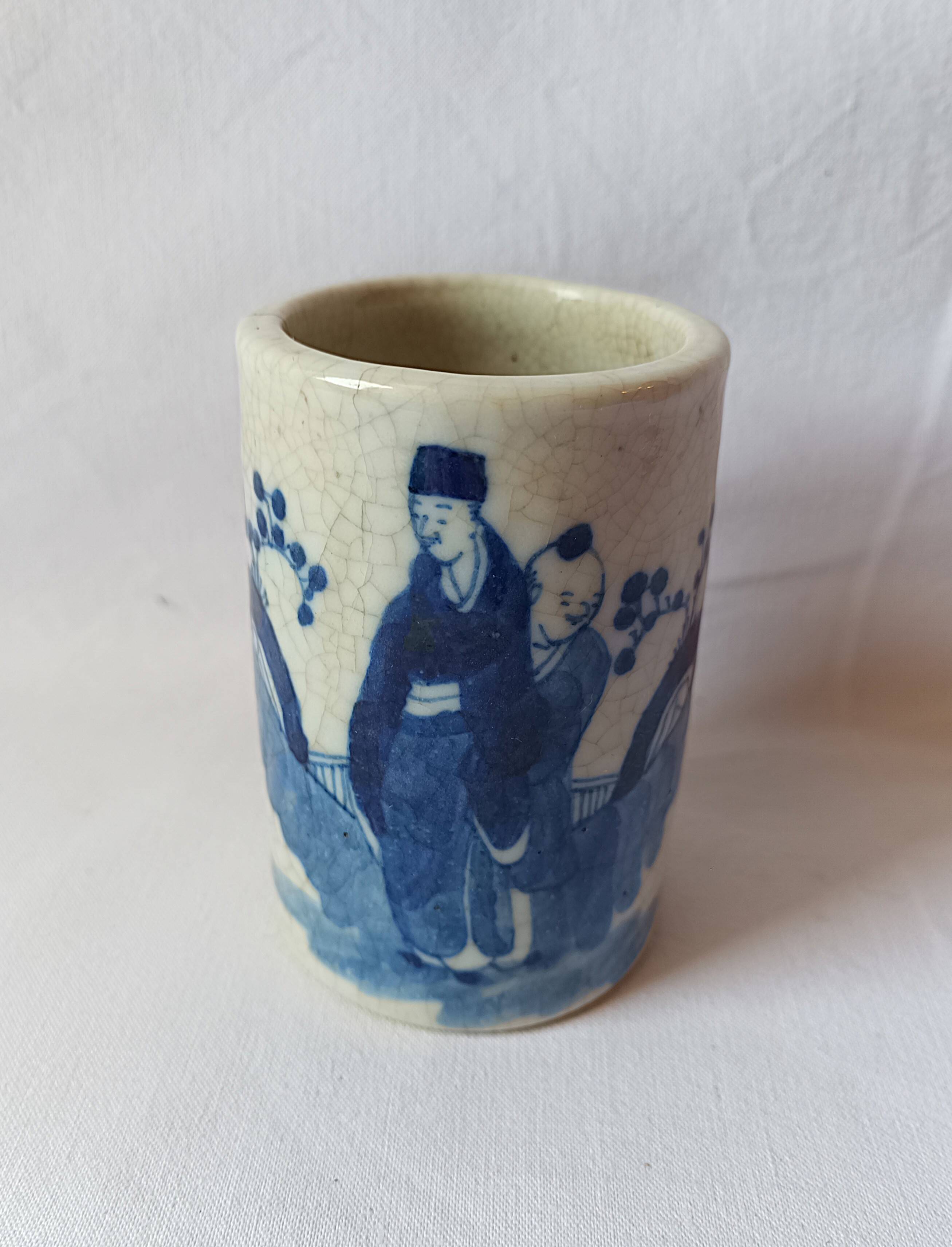 Antique cylindrical Bitong vase, cracked blue and white ceramic, China, late 19th century.