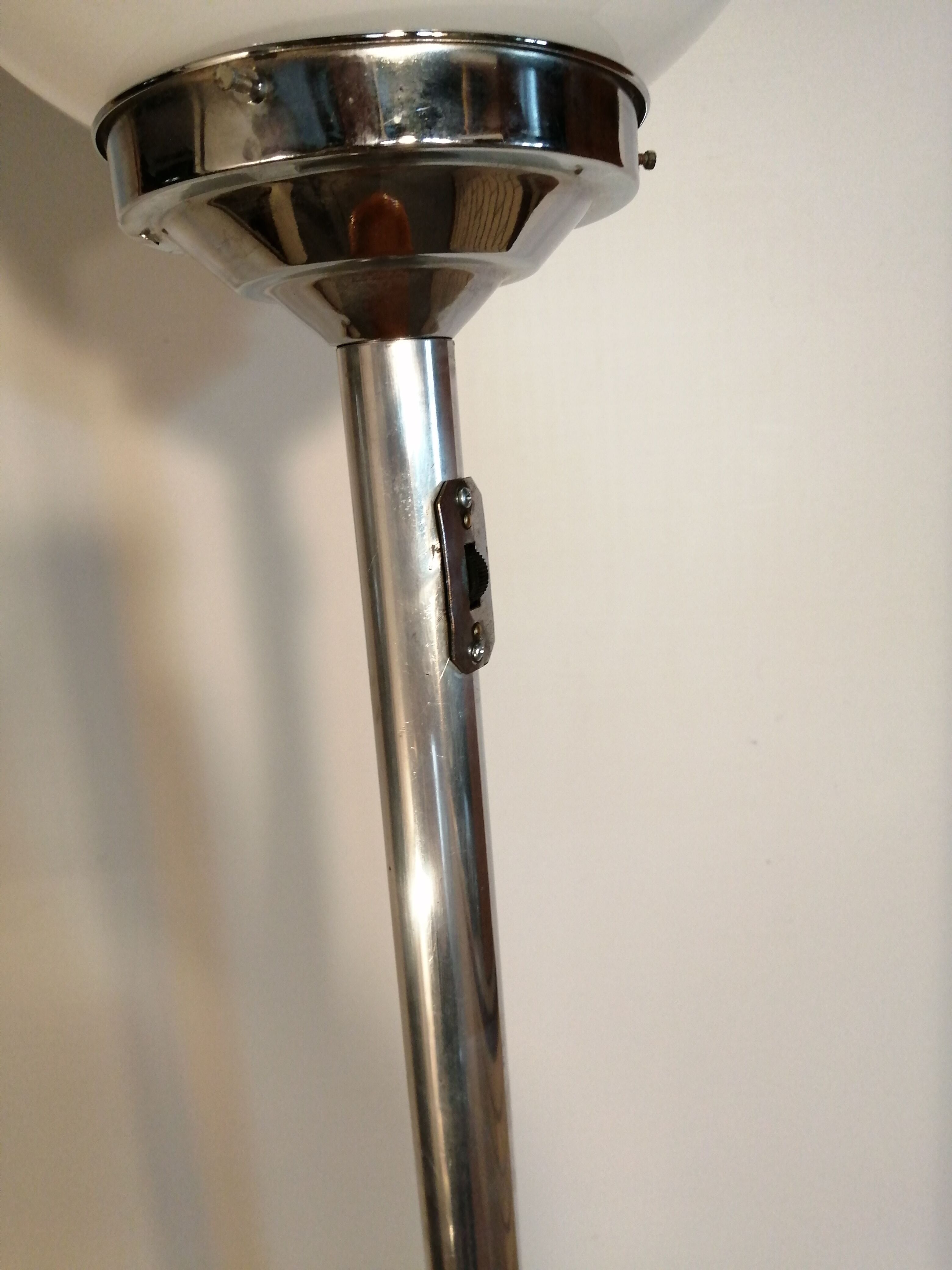 Globe floor lamp, in opaline and chrome with its wooden shelf Vintage, 1950-60