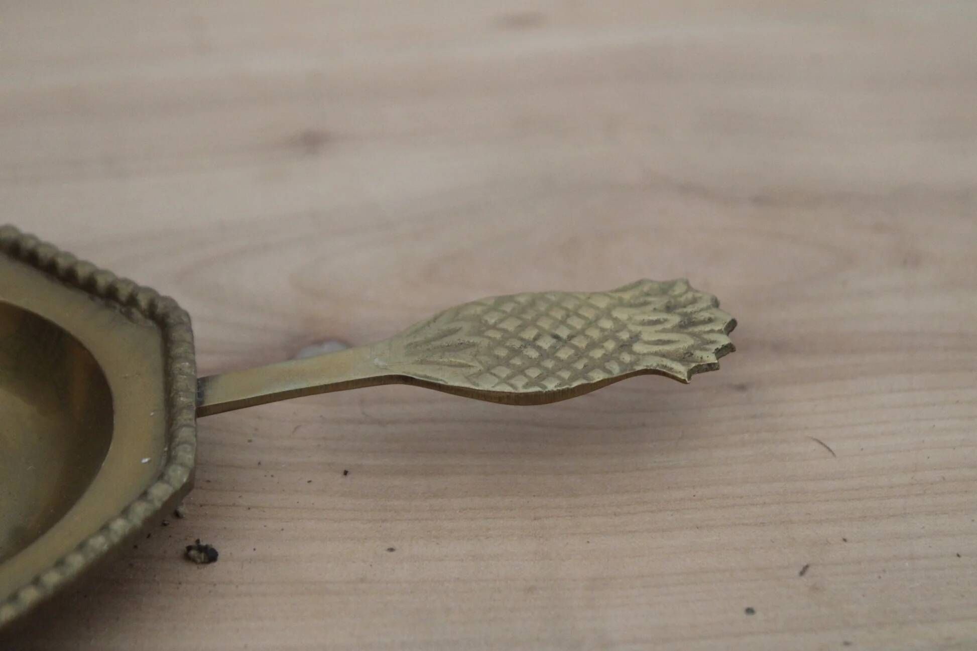 Vintage brass hand candle holder – Pineapple handle rat of the cellar