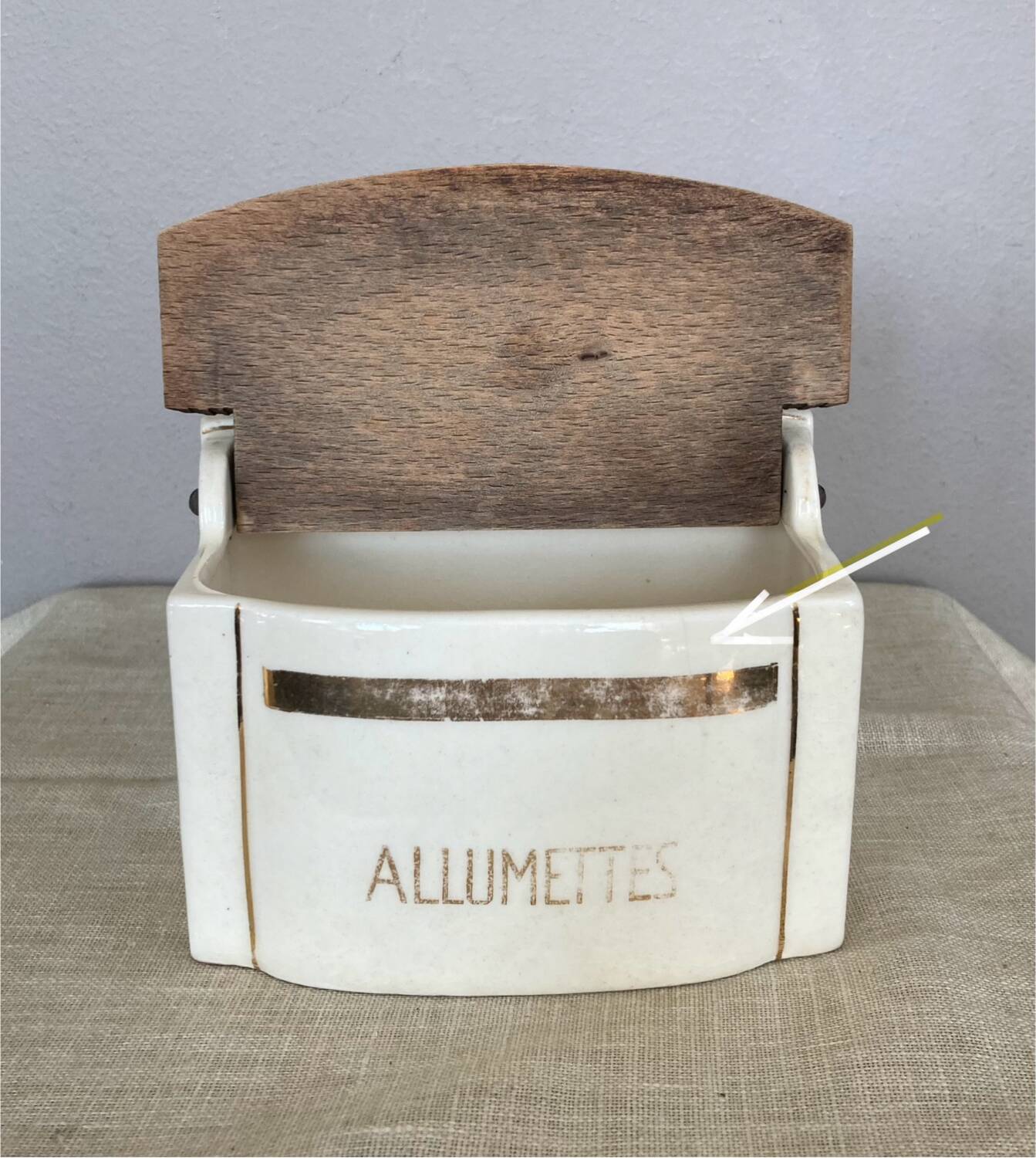 Pot à allumettes en faïence et dorures made in Tchécoslovaquie époque début XXe