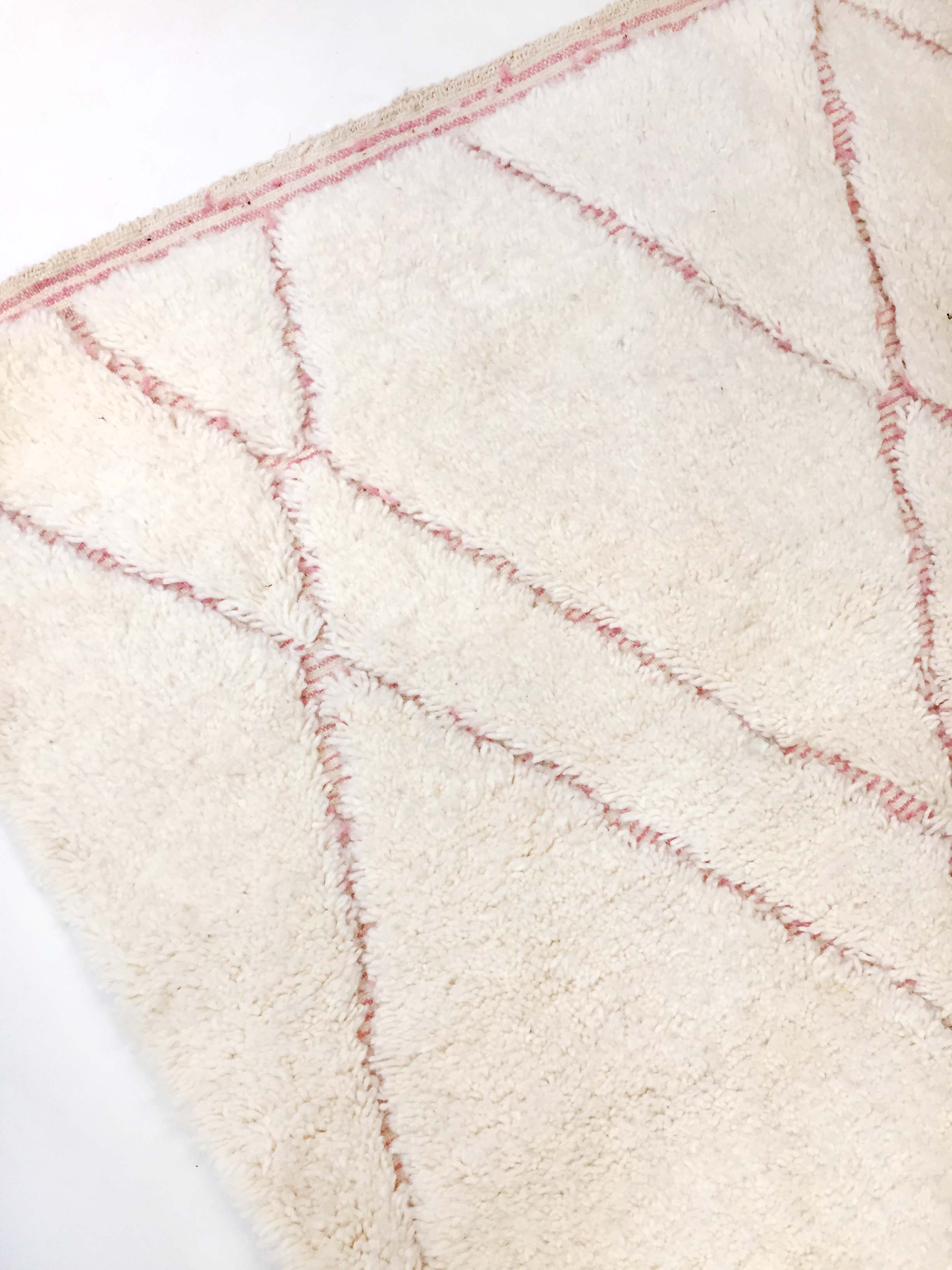 Moroccan berber carpet beni ouarain ecru with pink diamonds engraved 295x200cm