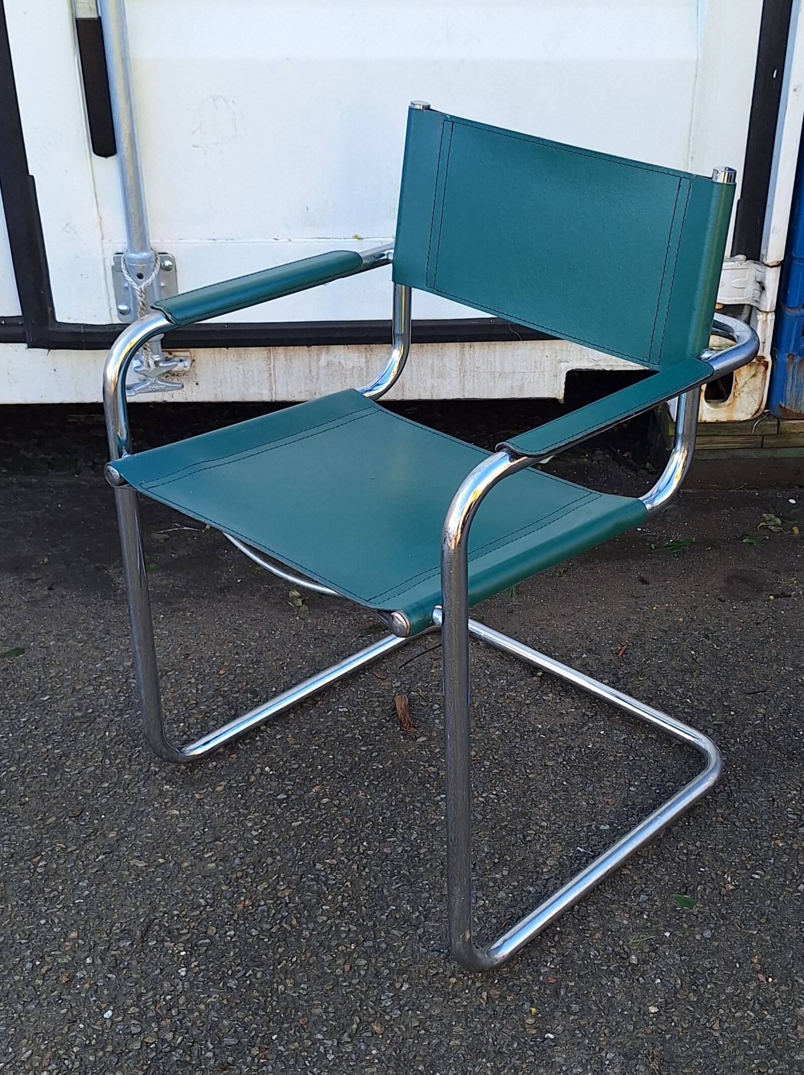 Fauteuil cantilever en métal chromé et cuir vert
