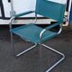 Fauteuil cantilever en métal chromé et cuir vert