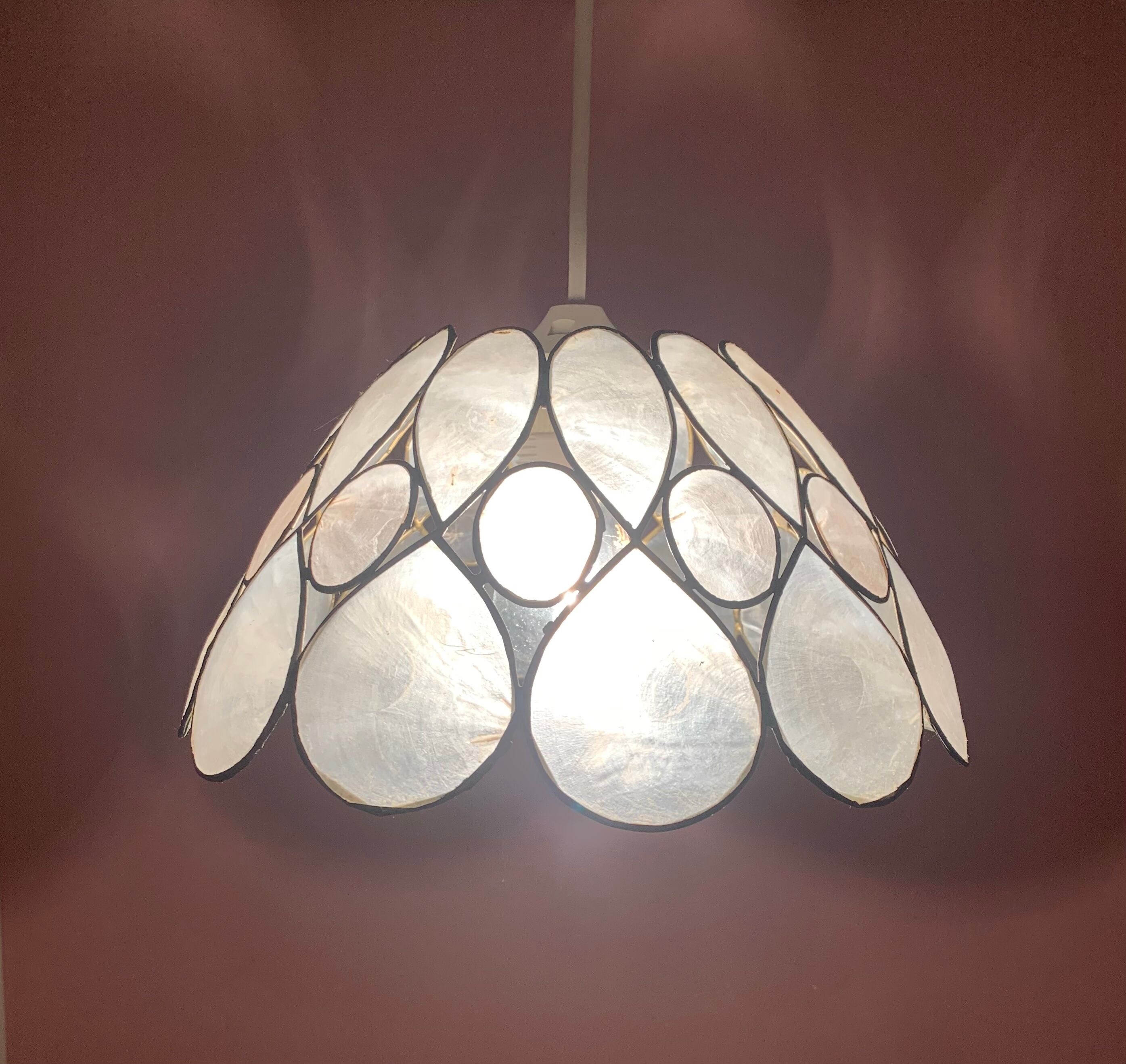 Suspension fleur en nacre et laiton vintage