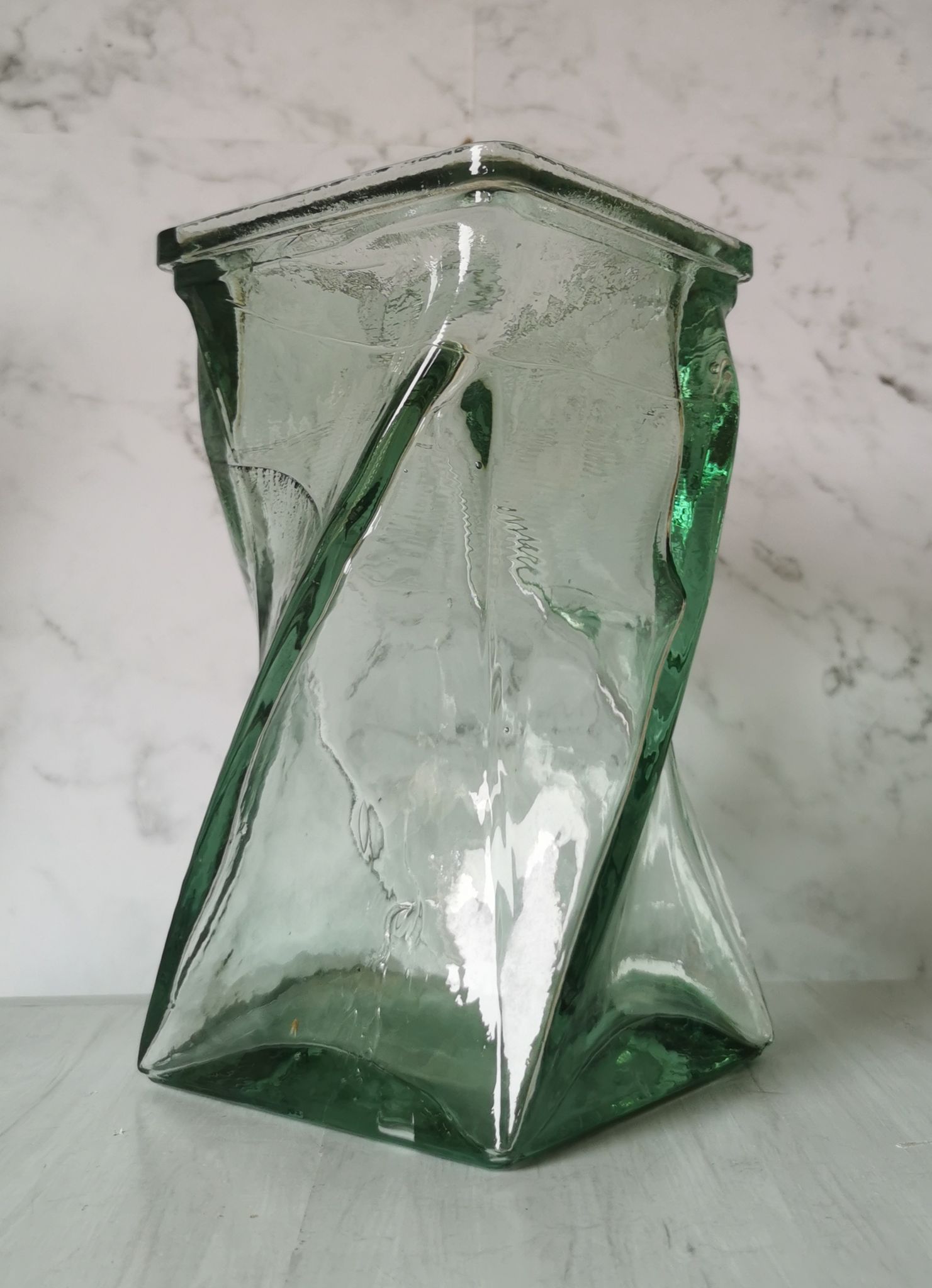 Vase design verre torsadé