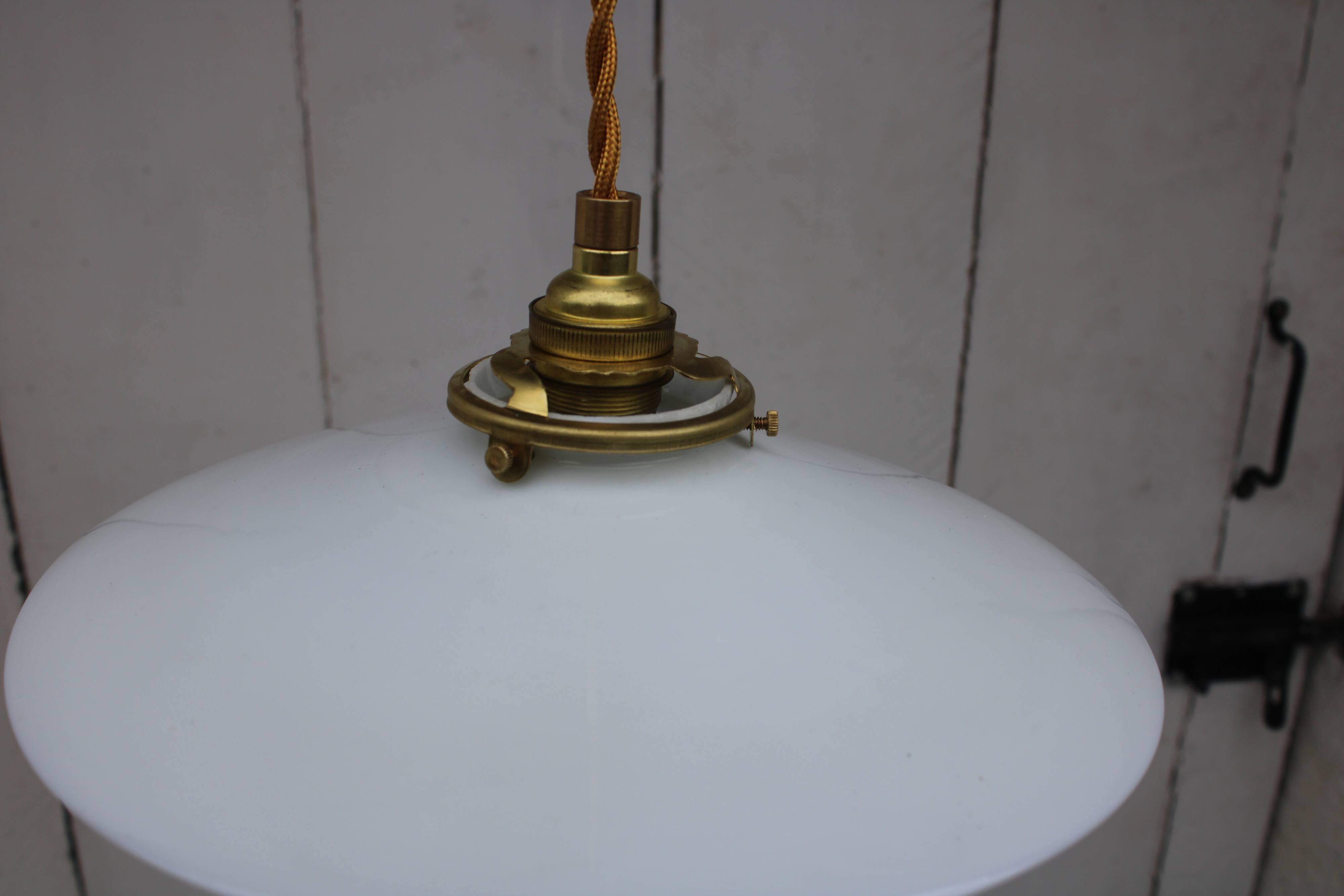 Suspension en opaline blanche