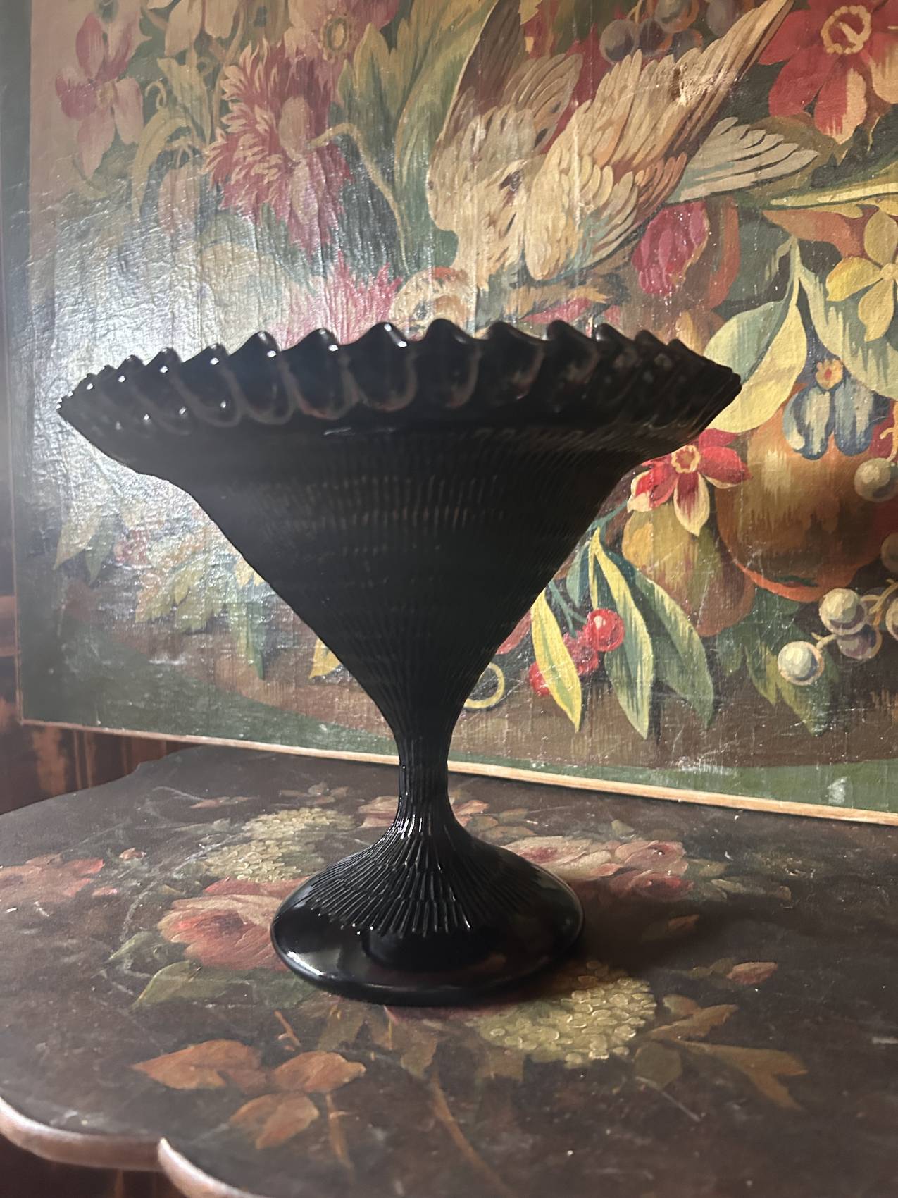 Grande coupe sur pied en opaline noire Art déco des années 1930 une rareté atypique