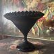 Grande coupe sur pied en opaline noire Art déco des années 1930 une rareté atypique