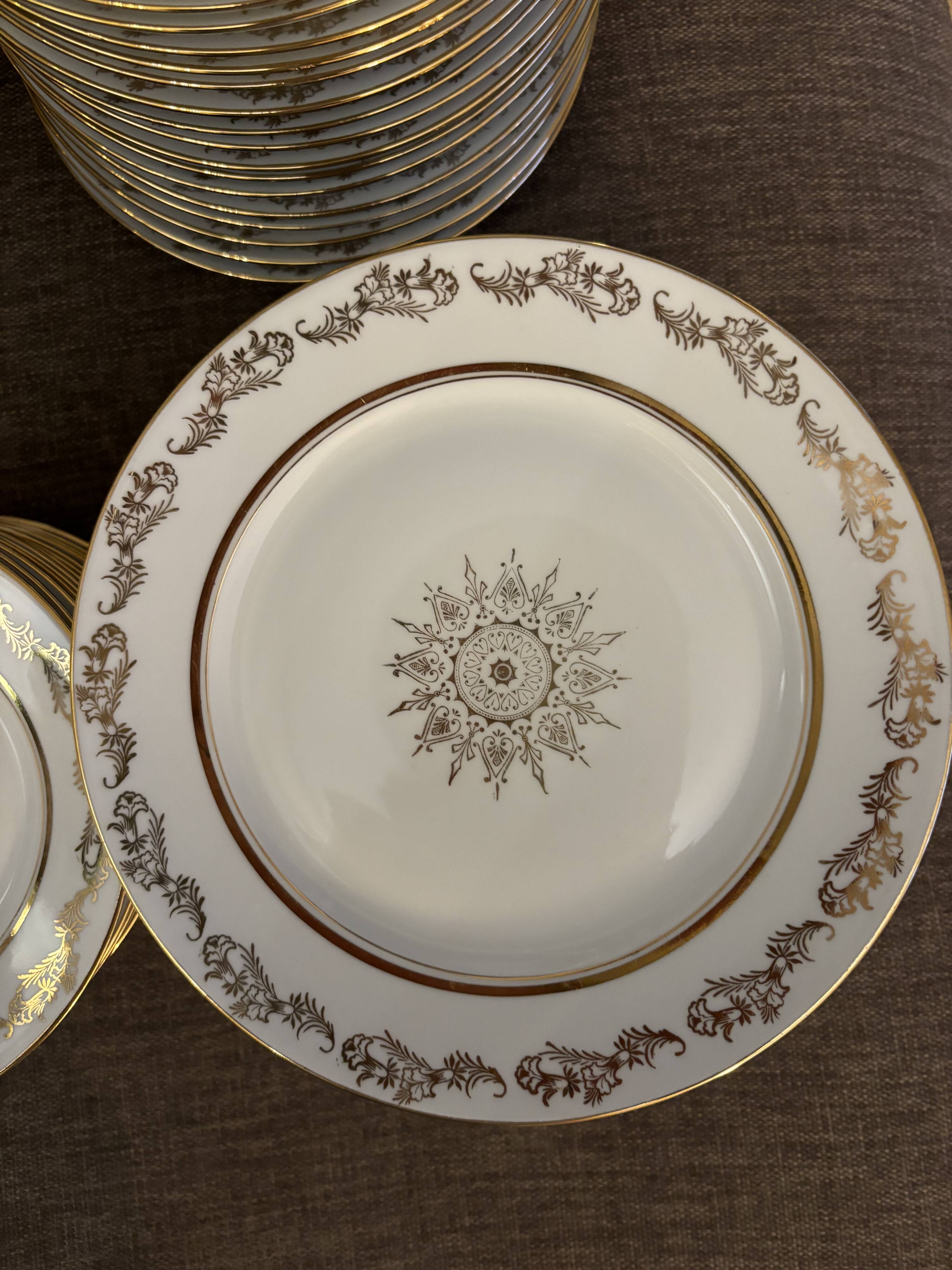 Magnifique service en porcelaine blanche et doree