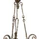 Lustre en fer forgé à trois ampoules avec des fleurs en feuilles et des abat-jour en verre