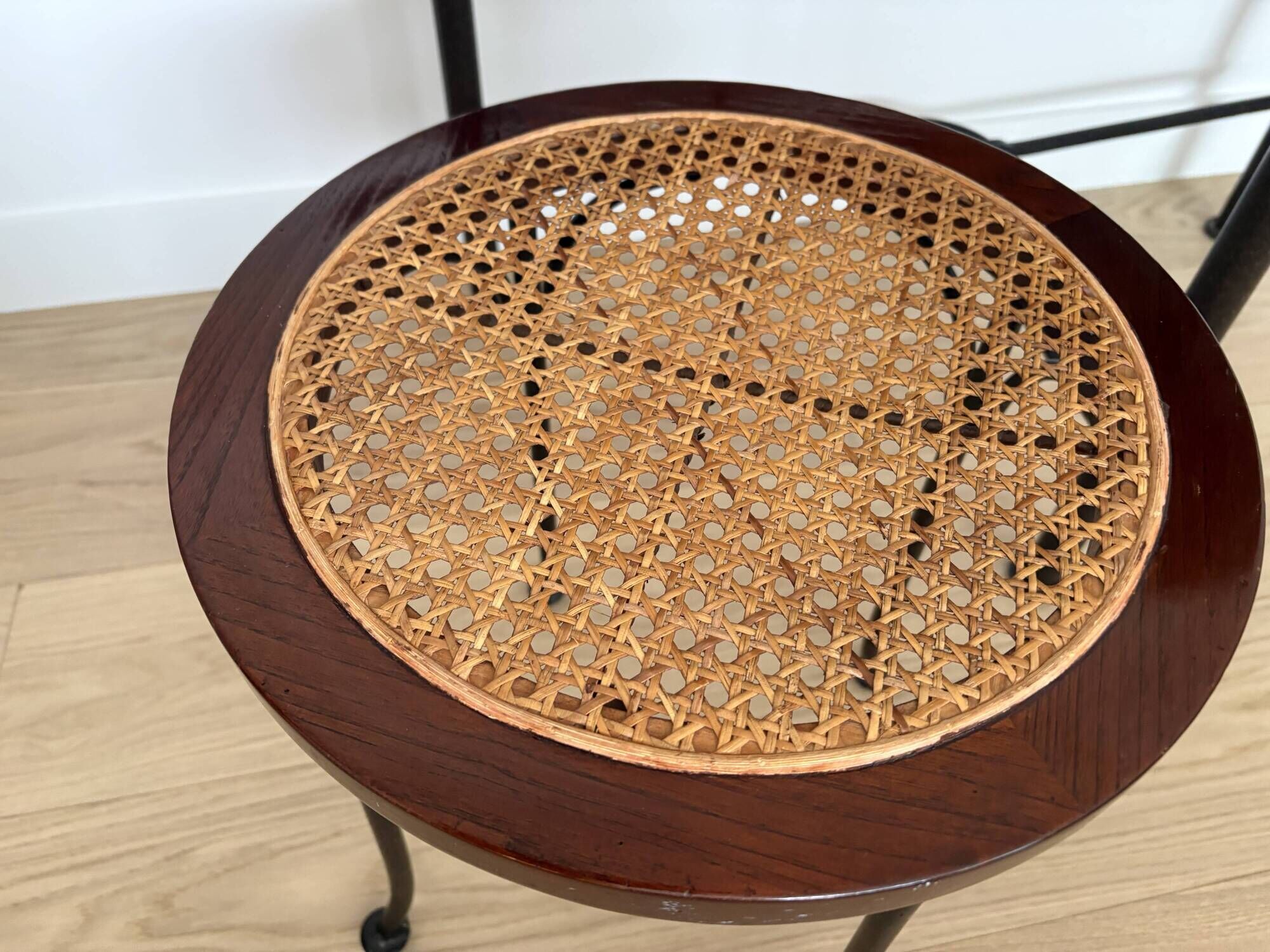 Tabouret canné Grange en fer forgé et bois massif