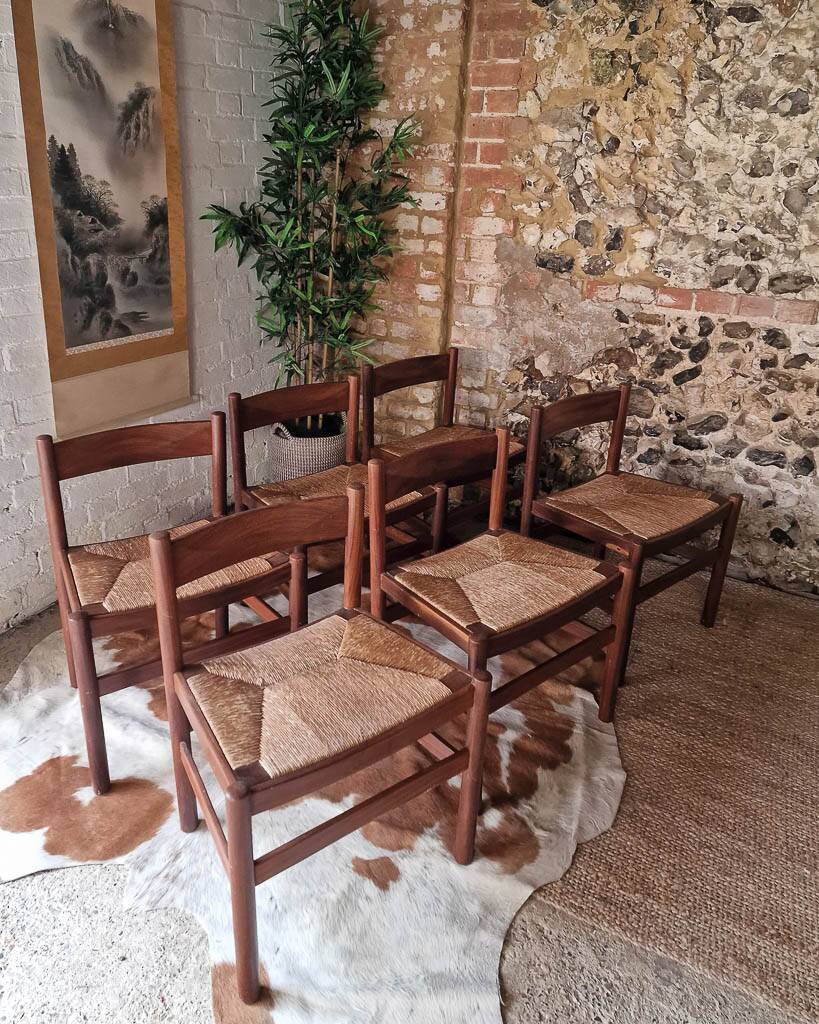 Chaises de salle à manger rustiques en teck et jonc de style français du milieu du siècle (x6)