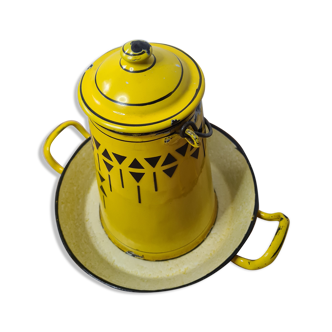 Milk pot and dish