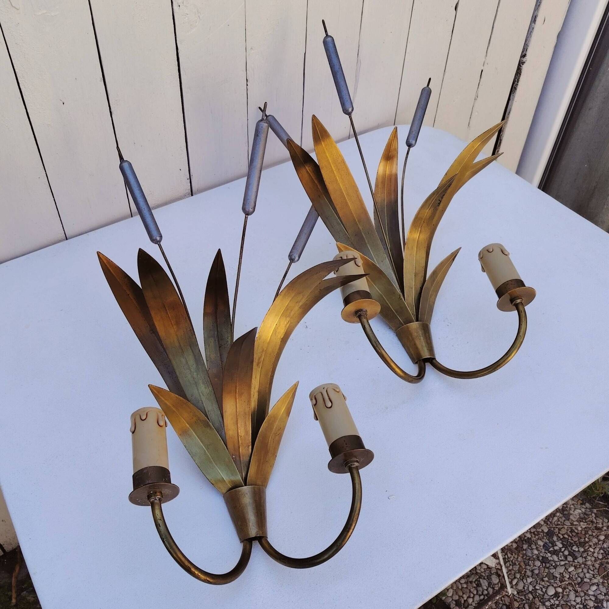 Brass wall lights with a bouquet of reeds by FlorArt.