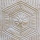 Couverture tricotée main fleurs et hexagones