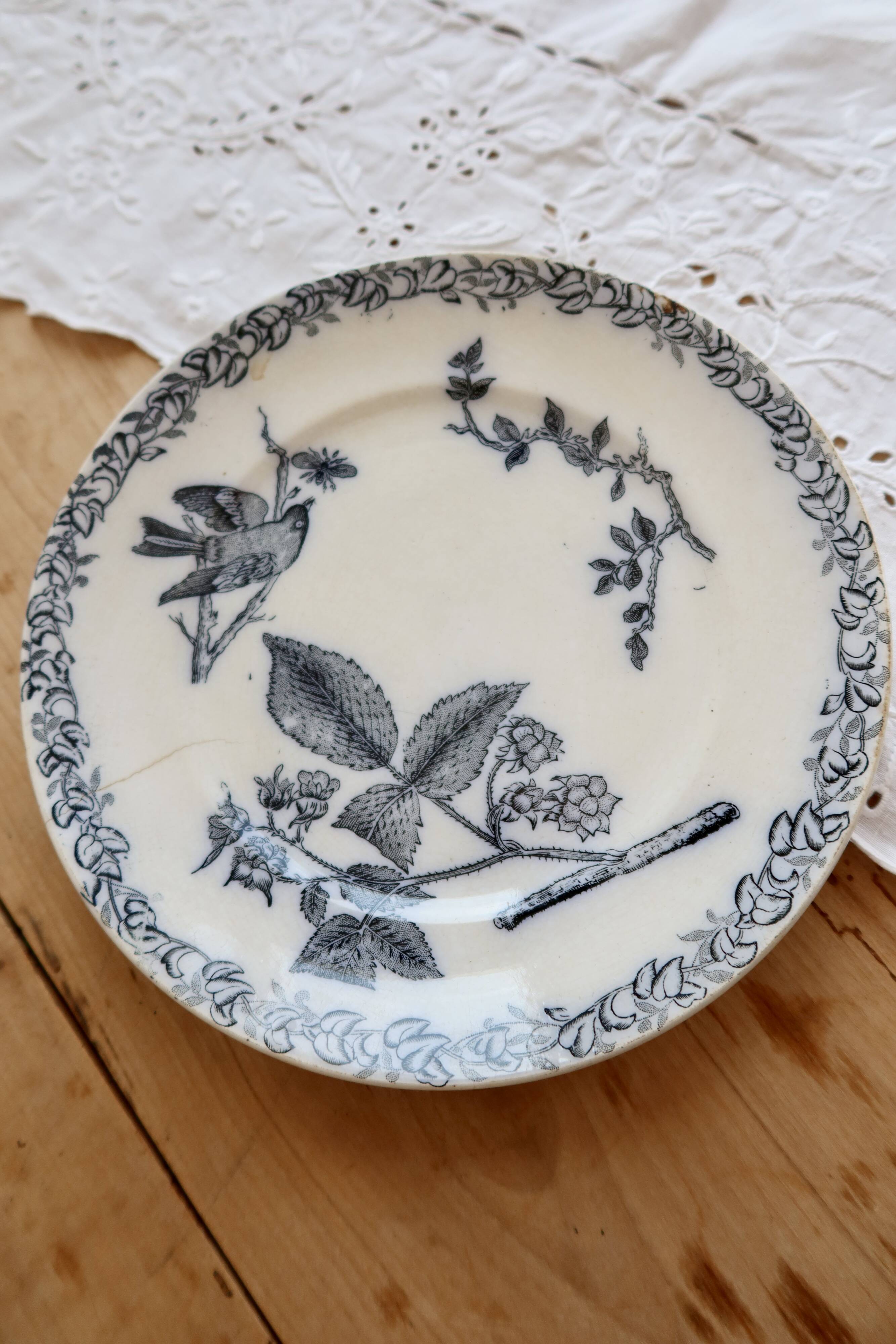 Assiette plate ancienne terre de fer - Onnaing - Décor végétal