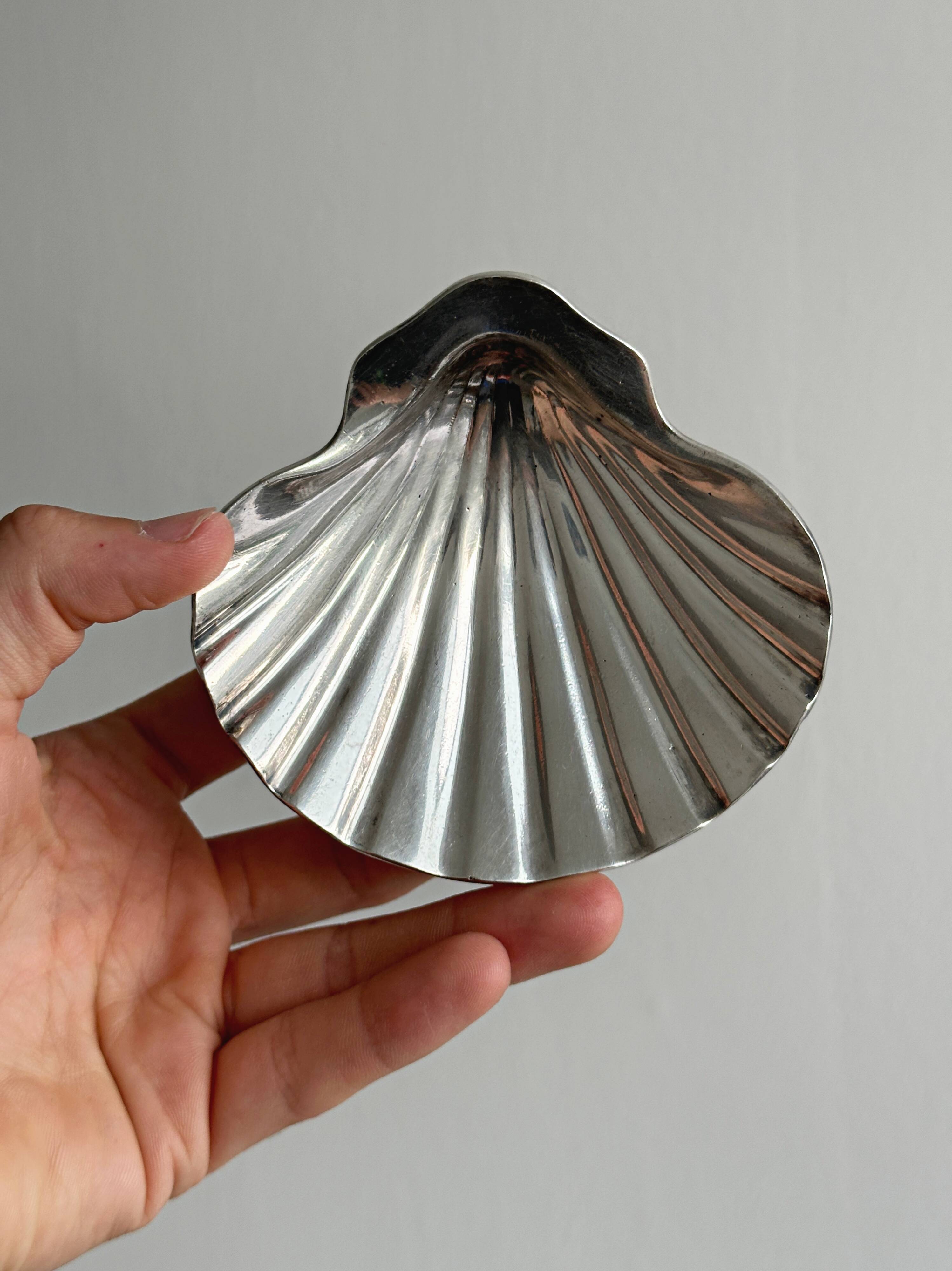 Shell-shaped bowl, snail feet