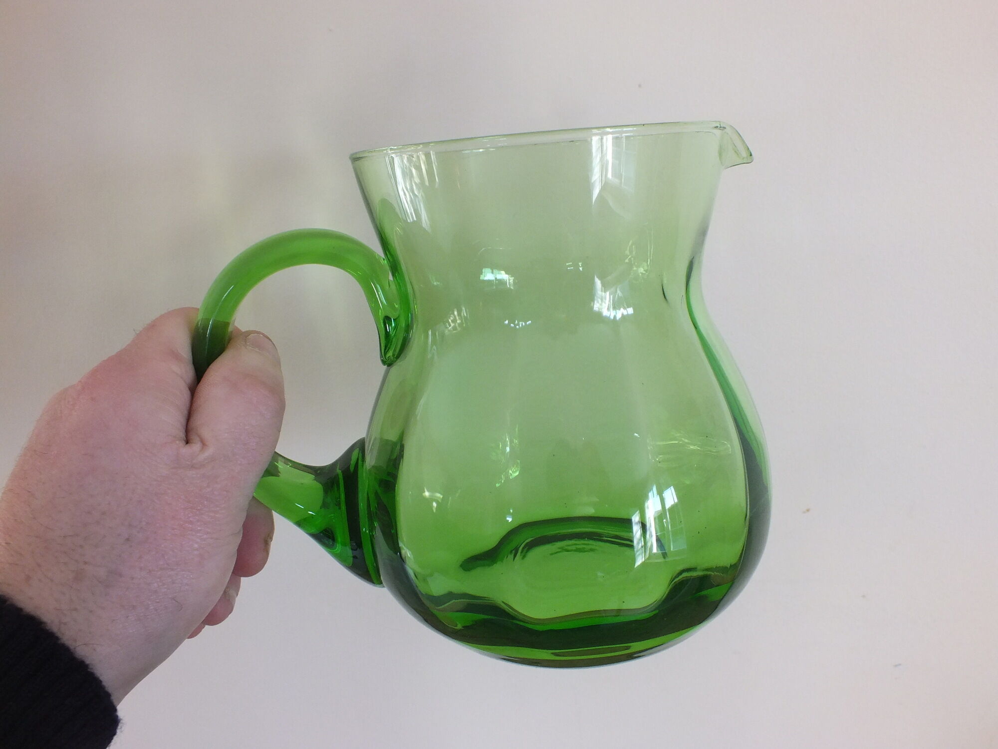 Pichet ou broc à eau en verre ouraline couleur vert ancien