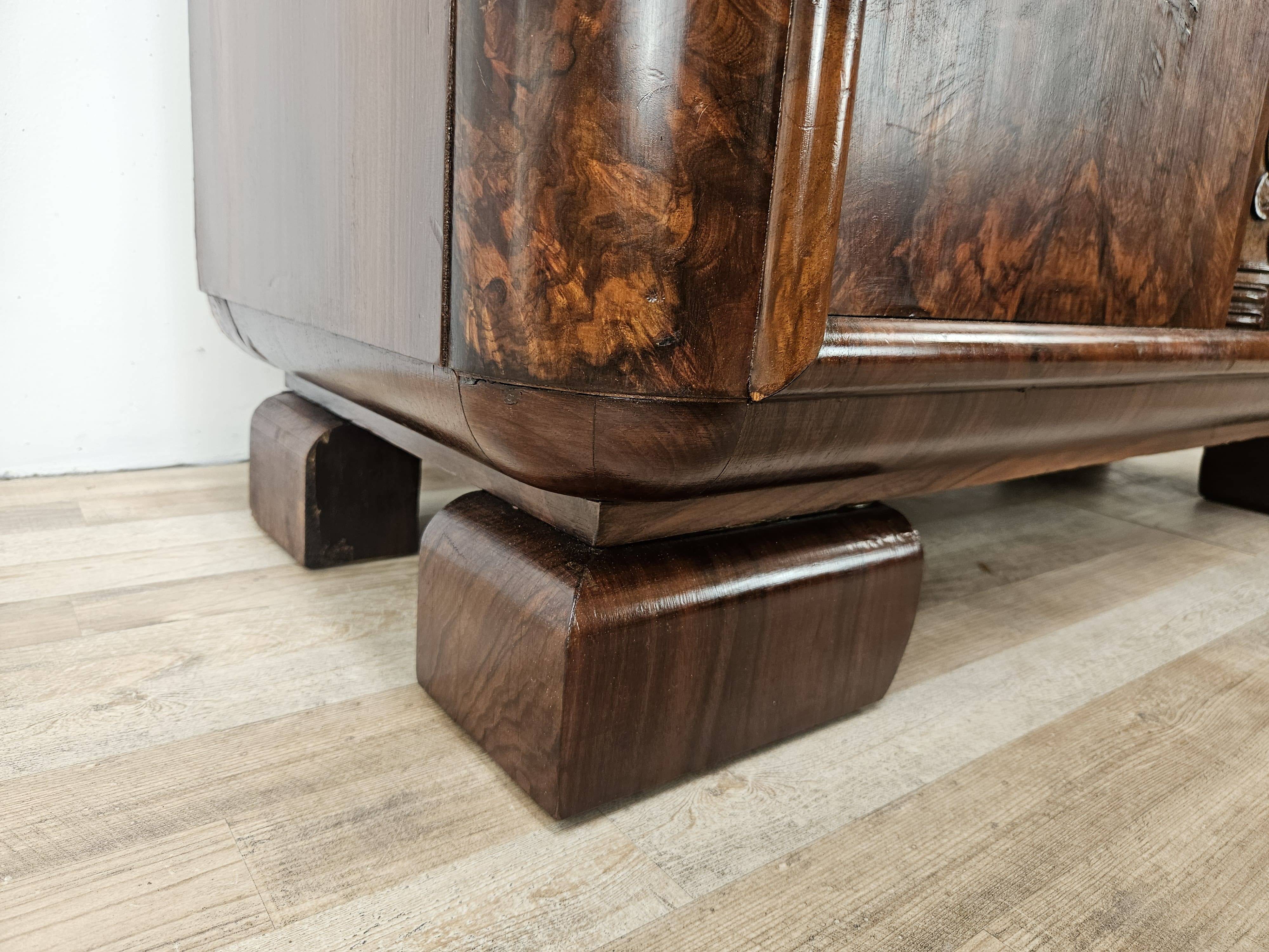 Vitrine Art Déco des années 1930 en noyer et racine de noyer