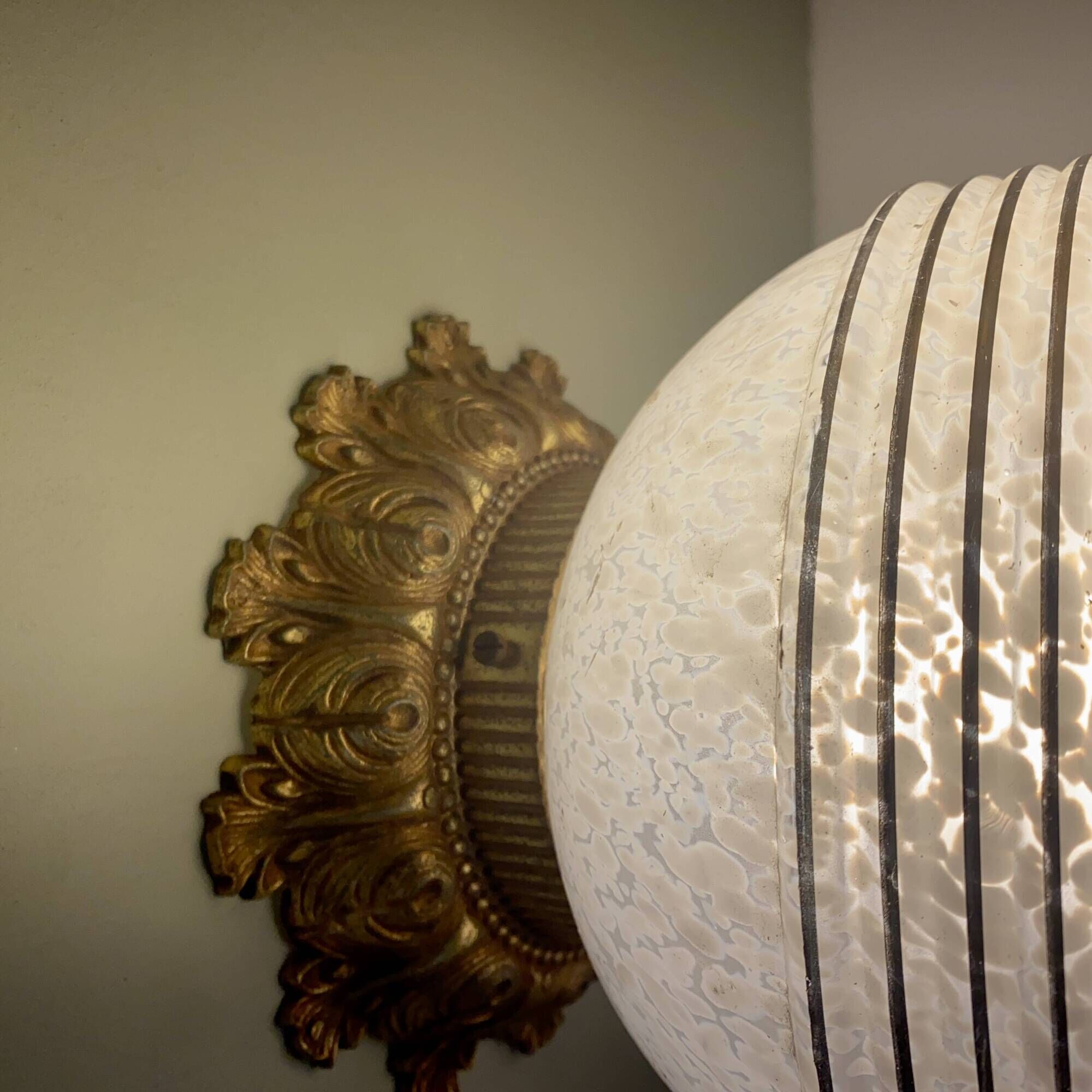 Applique ou plafonnier vintage, globe art déco en verre de clichy blanc et or
