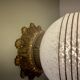 Applique ou plafonnier vintage, globe art déco en verre de clichy blanc et or
