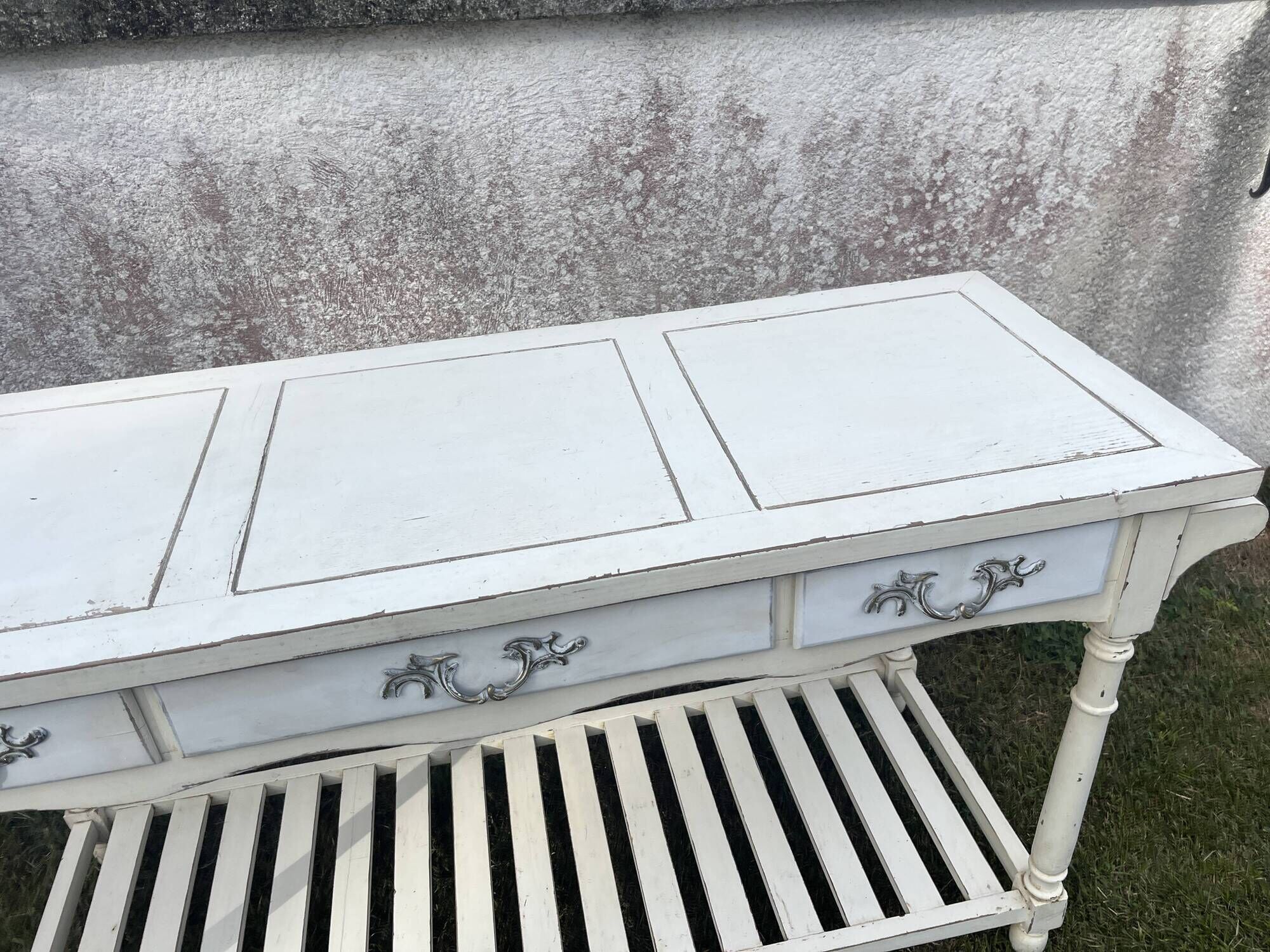 Console in painted wood, off-white patina, 3 drawers, lower shelf.