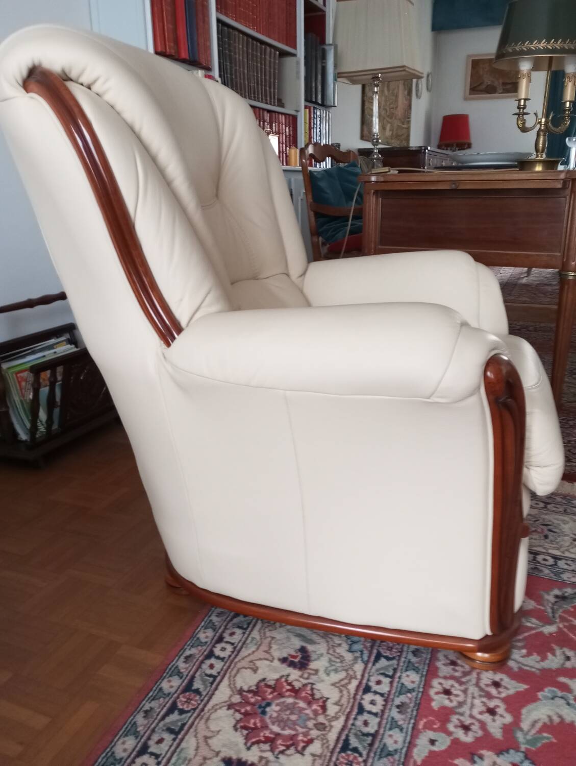 Lounge armchair