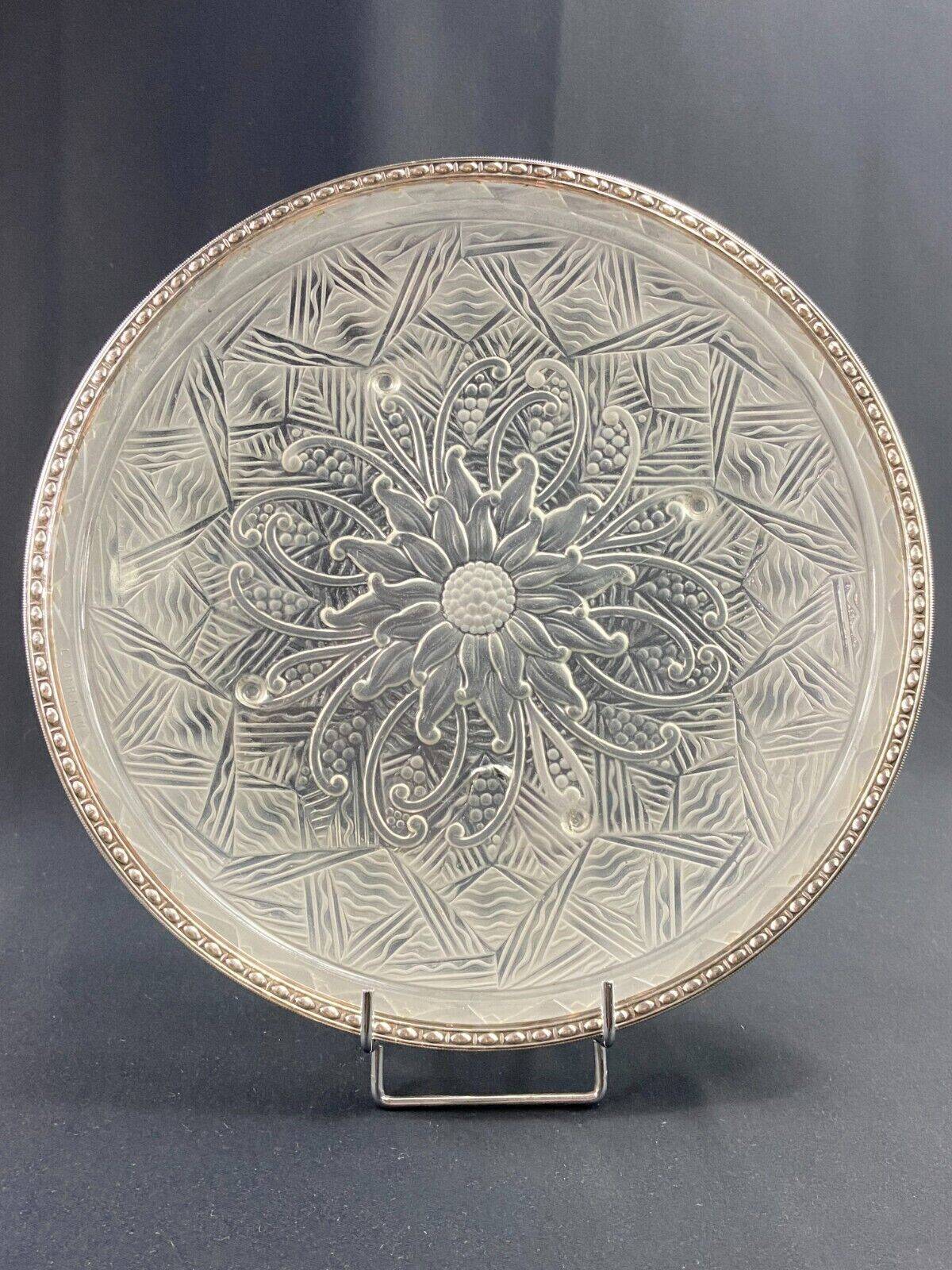 Plat circulaire en verre Art Déco signé Lorrain monture en argent massif minerve
