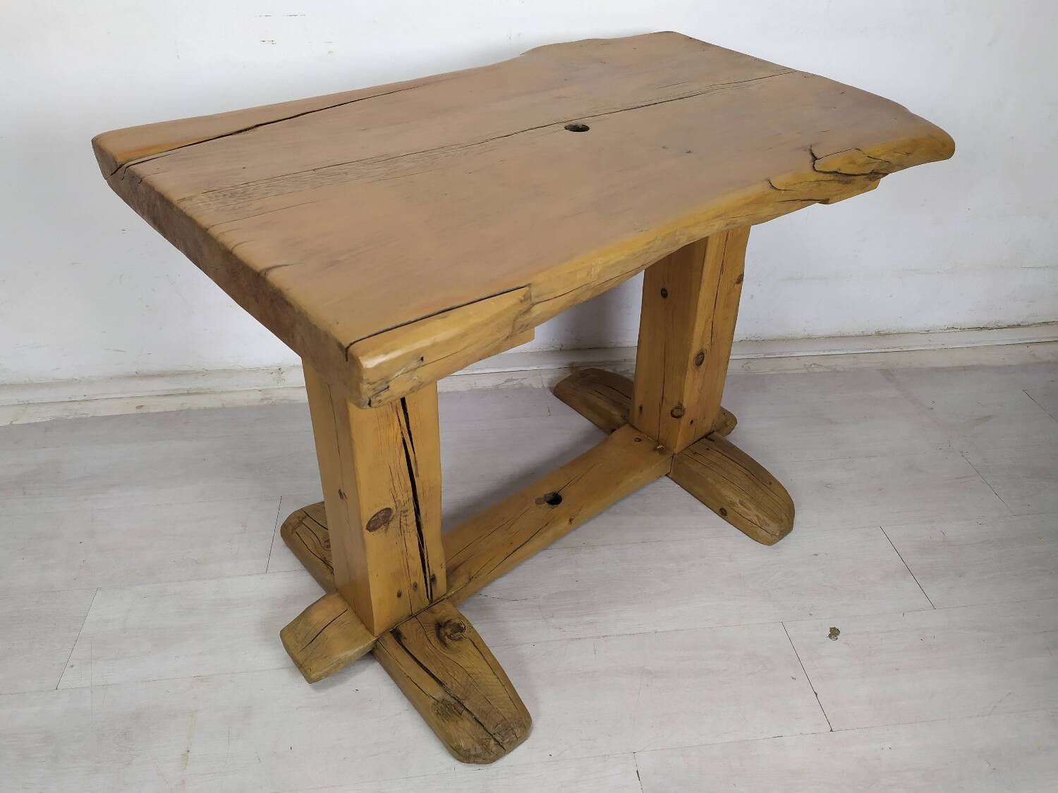 Table extérieur brutaliste