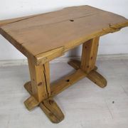 Table extérieur brutaliste