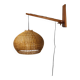 Lampe murale en bois réglable de style mid-century avec abat-jour en rotin, années 1970.