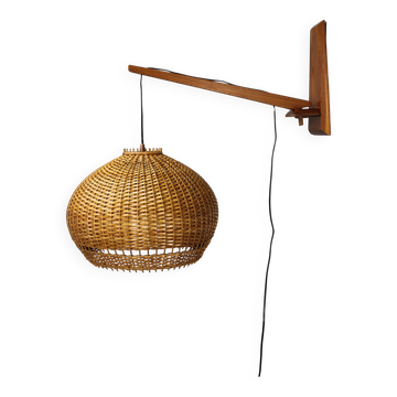 Lampe murale en bois réglable de style mid-century avec abat-jour en rotin, années 1970.