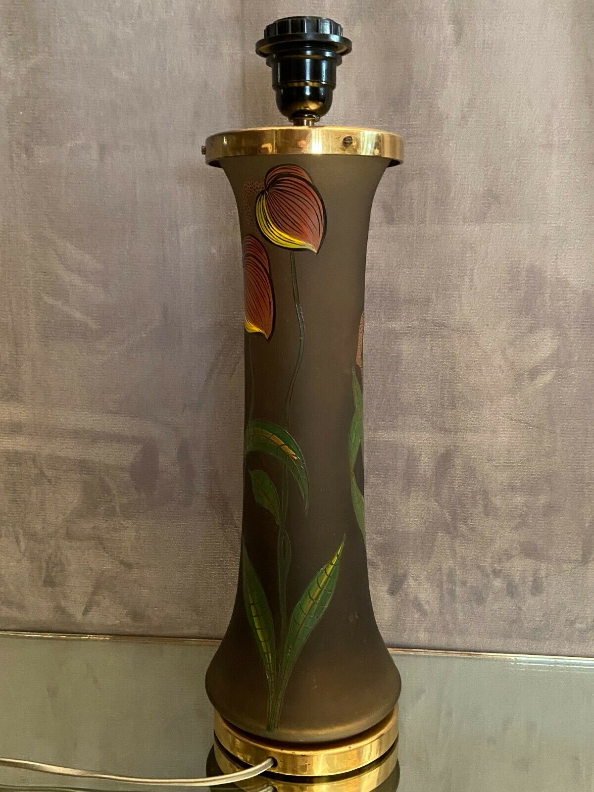 Pied de lampe en verre teinté à décor végétal émaillé