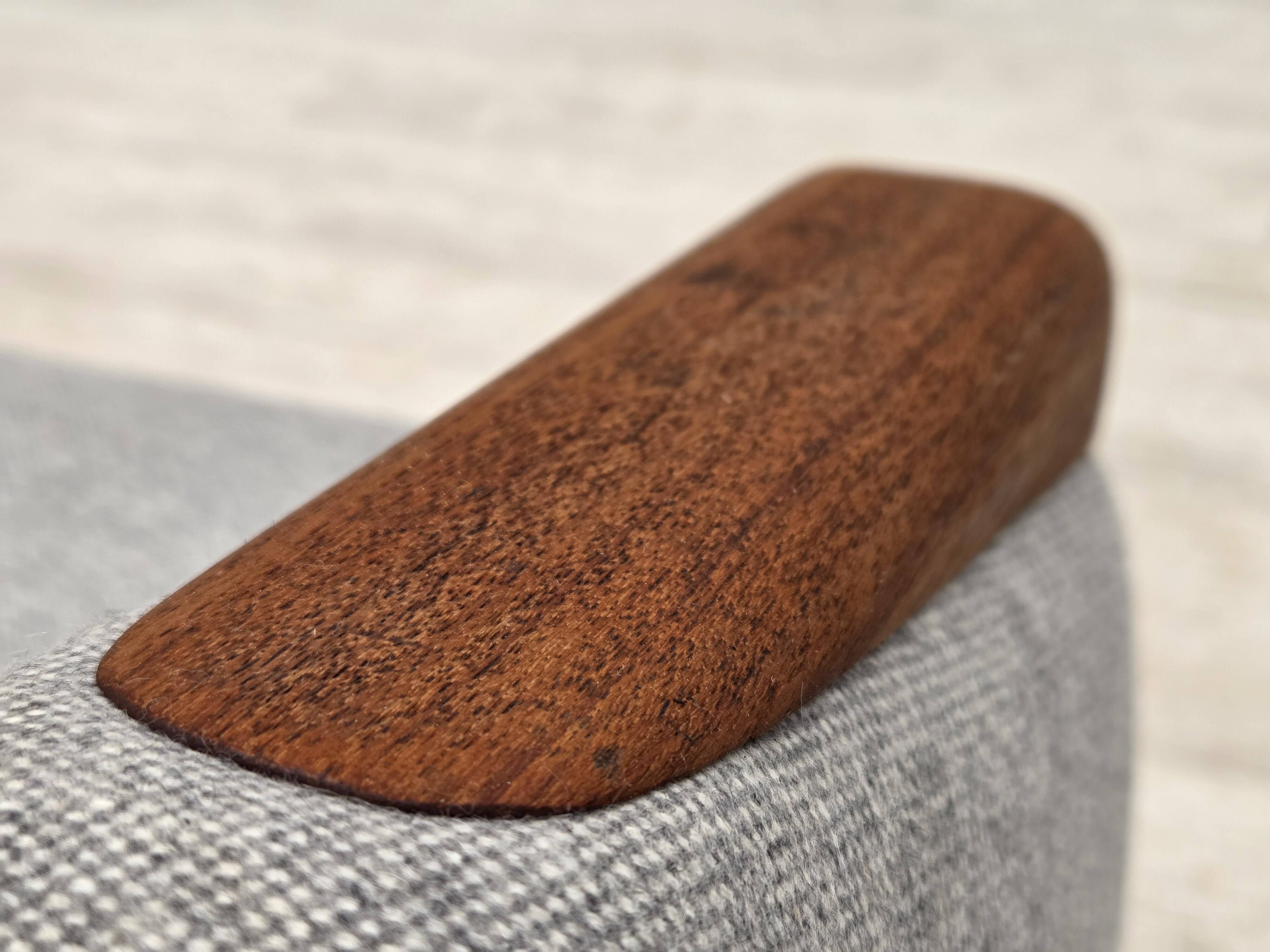 Design danois par Arne Hovmand-Olsen, canapé 3 places modèle 490, refait à neuf.