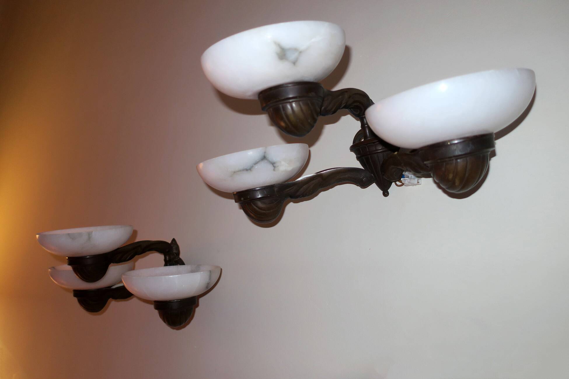 Paire d'appliques murales anciennes en bronze et albâtre à trois bras, 1910