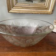Antique bowl or salad bowl in engraved crystal, floral motif, signed "Delvaux P"
