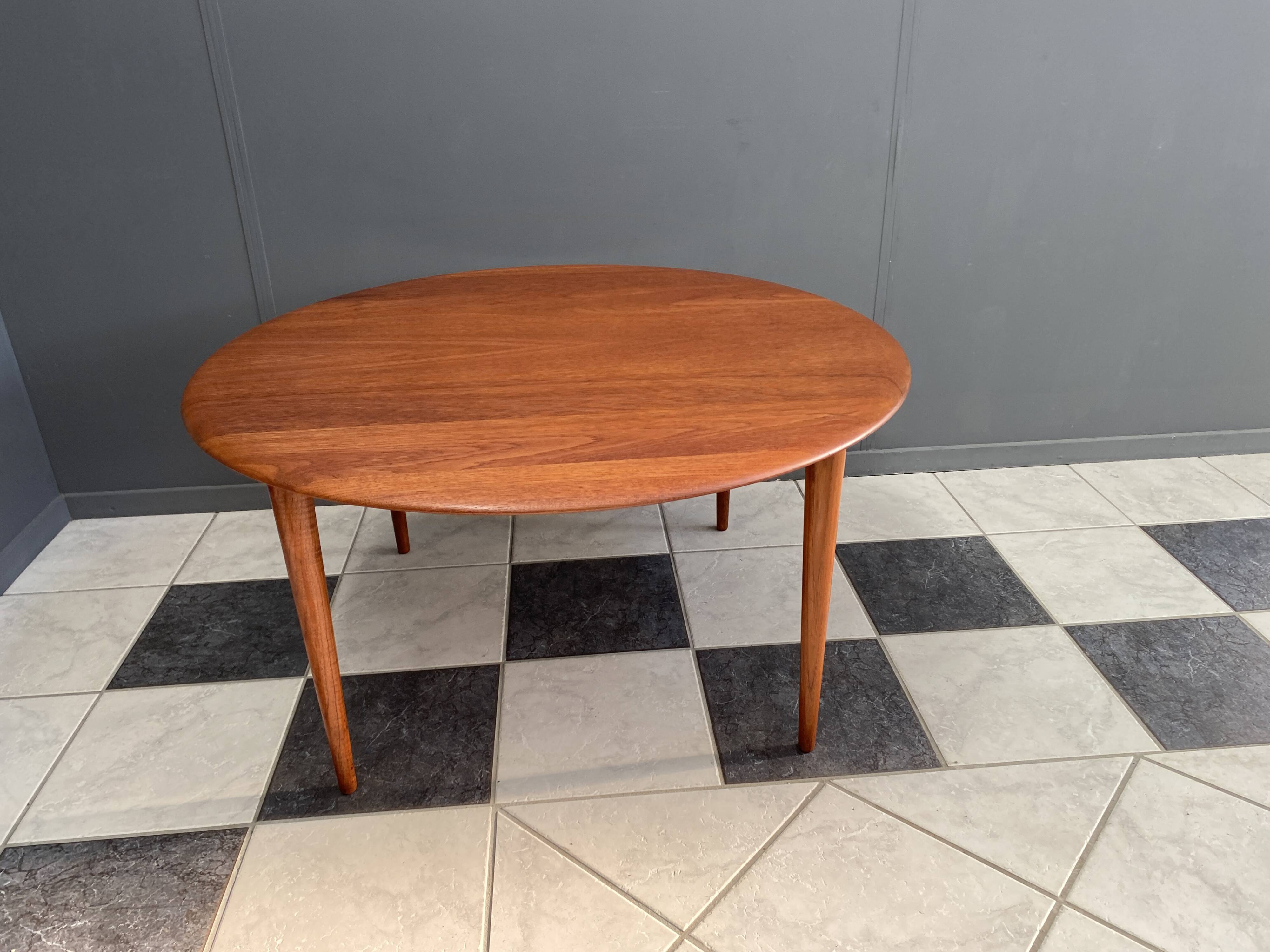 Mid-Century Modern scandinavian coffee table in teak by Hvidt & Mølgaard Nielsen for France and Søn.